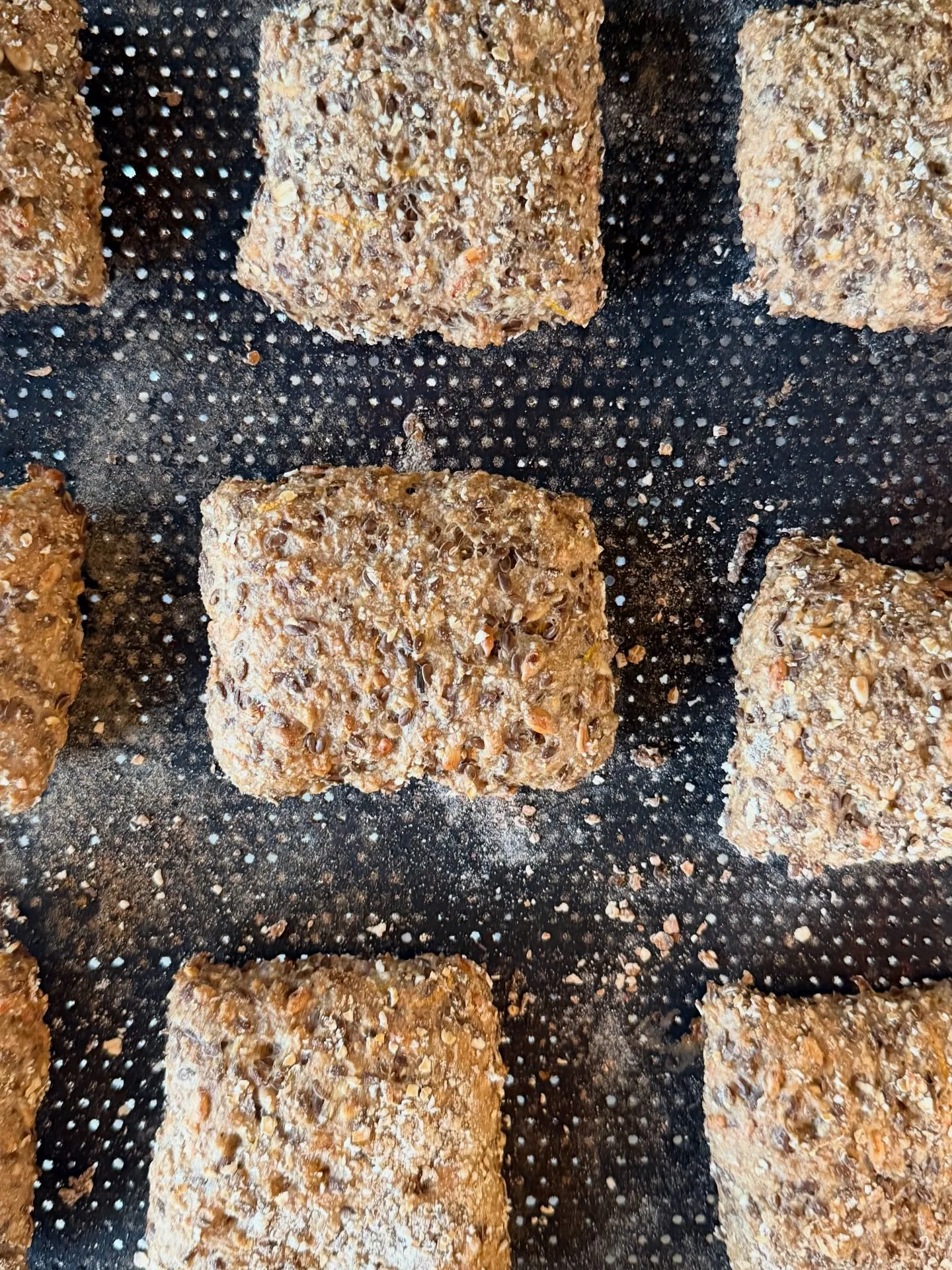 Nu är vi kompisar igen, FRÖBÖDEN och jag!
Ni är många som gillar dessa, några har gått över till SURDEGSFEALLORNA som är en variant på fröbröden med mindre frön och mer fullkornsbov