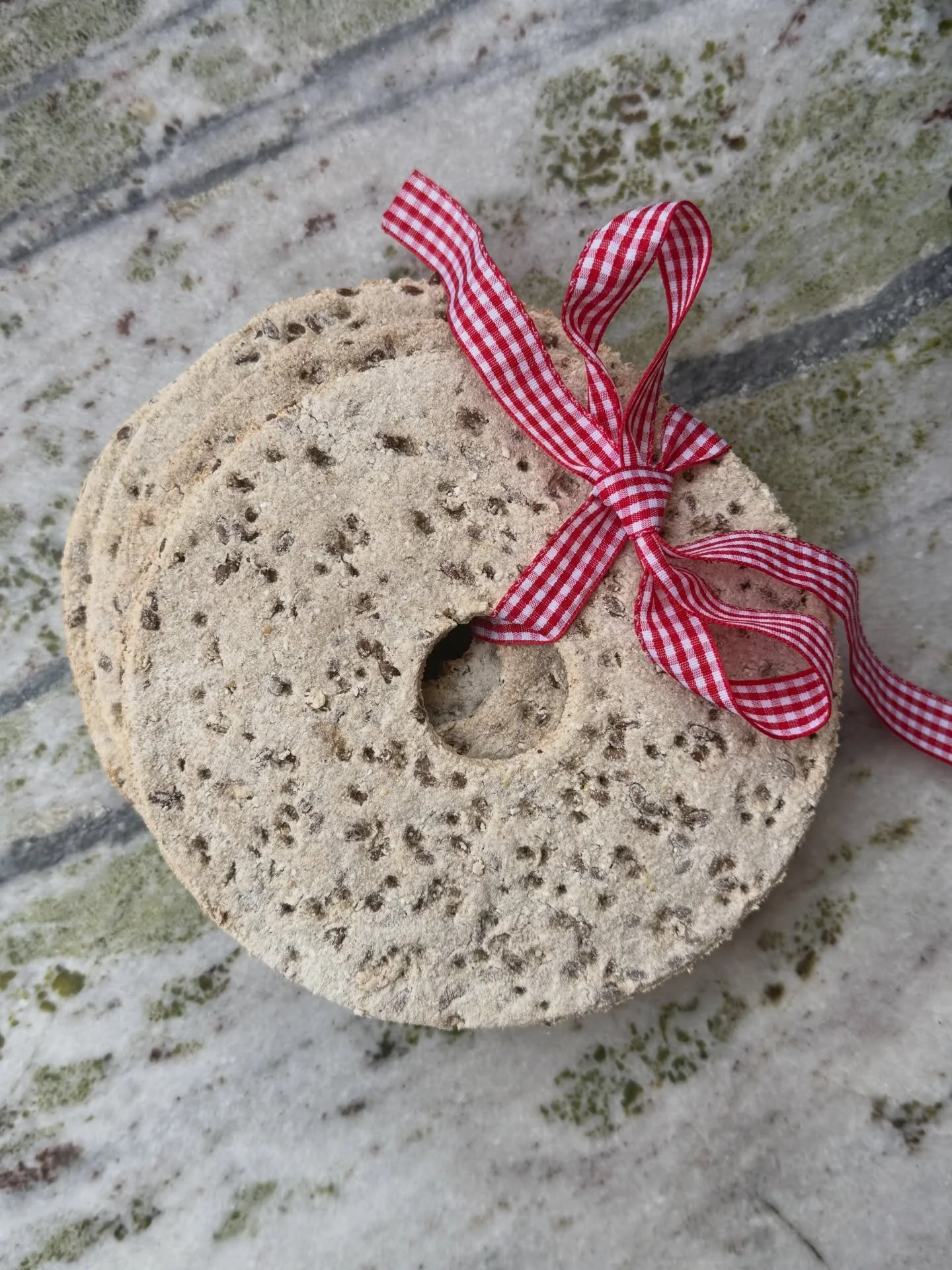 Fick den stora &auml;ran att baka glutenfritt till Nobel 2025 ocks&aring;. Ett ljust kuvertbr&ouml;d och ett kn&auml;ckebr&ouml;d. P&aring; Kea bageri finns &aring;rets variant i lite st&ouml;rre kakor. Blir fint p&aring; julbordet eller bara som det