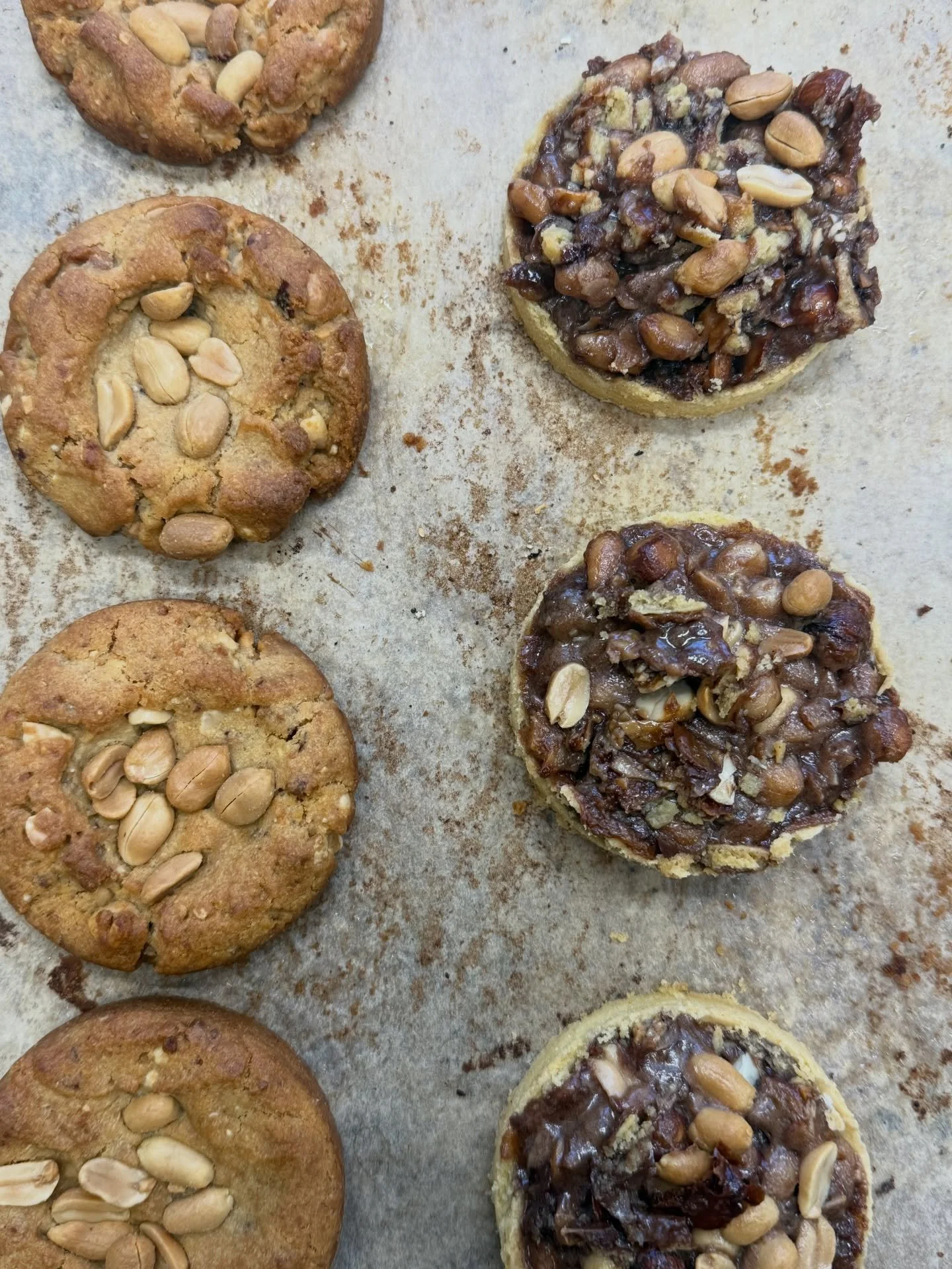 Mitt i alla semlor kommer tv&aring; nya produkter som fr&auml;mst kommer s&auml;ljas i cafeet p&aring; @koppartalten 
Cookie med mandelochn&ouml;tter och kolan&ouml;tpaj #glutenfritt
