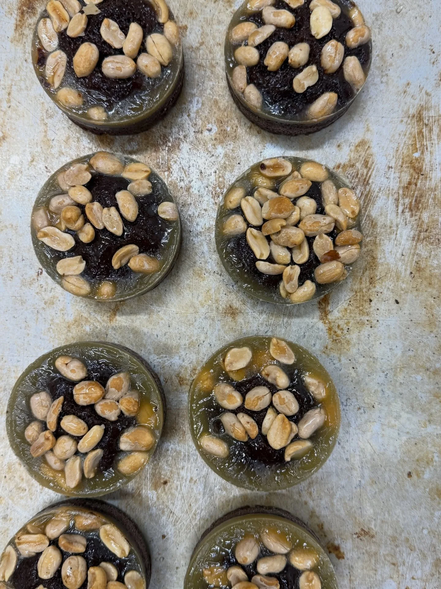 Fick fr&aring;gor om vi har veganska kakor, detta &auml;r en ny brownie med kola och jordn&ouml;tter! Kan varieras...vilken smakkombo ska jag g&ouml;ra n&auml;sta g&aring;ng! #veganfood