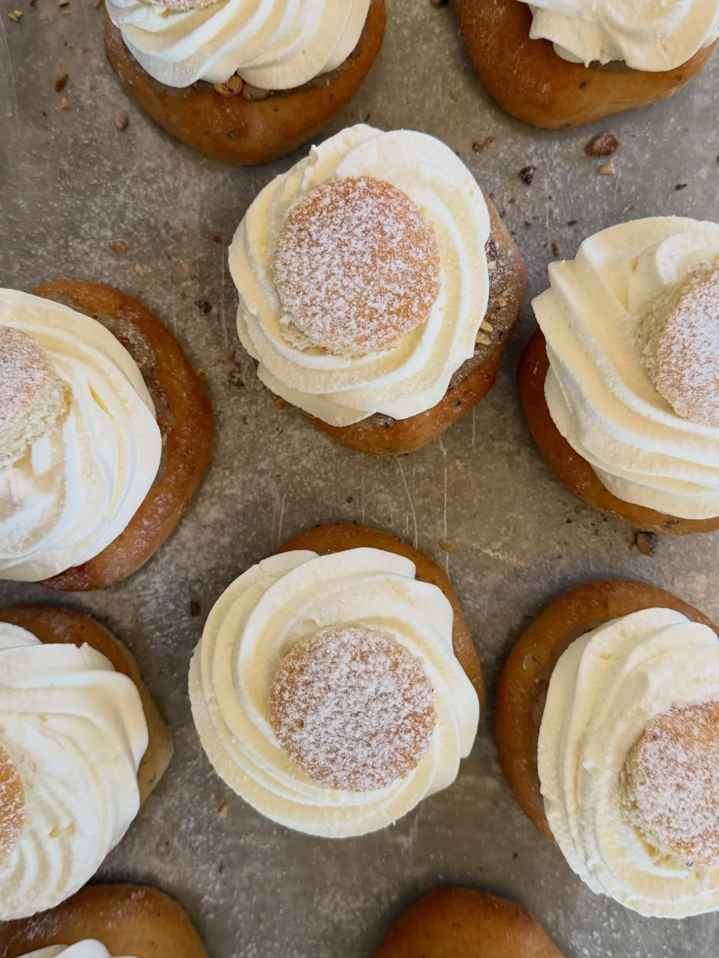 Ja det &auml;r klart att vi har &ouml;ppet p&aring; SEMMELDAGEN🥰
8-18 med semlor hela dagen...du beh&ouml;ver inte boka, vi kommer preppa mycket men vill du ha fler &auml;n 8 kan du g&auml;rna meddela oss. V&auml;lkomna!
#semlor #glutenfritt #fettis