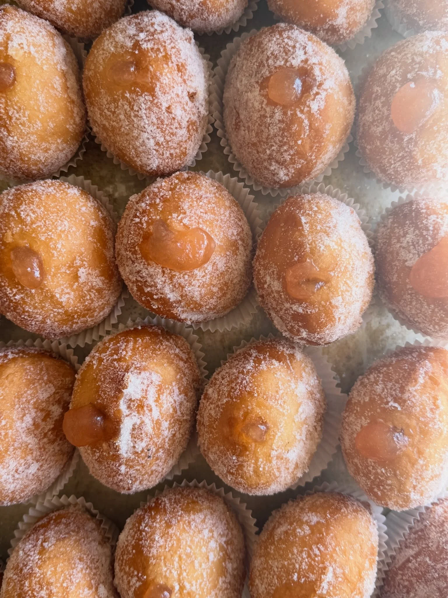 Just levererat dessa fantastiska &auml;ppelmunkar! Vi har &auml;ppelsylt kvar s&aring; det kan bli valborgsmunkar imorgon torsdag☀️ f&ouml;rbest&auml;ll g&auml;rna😅
V&auml;lkomna!