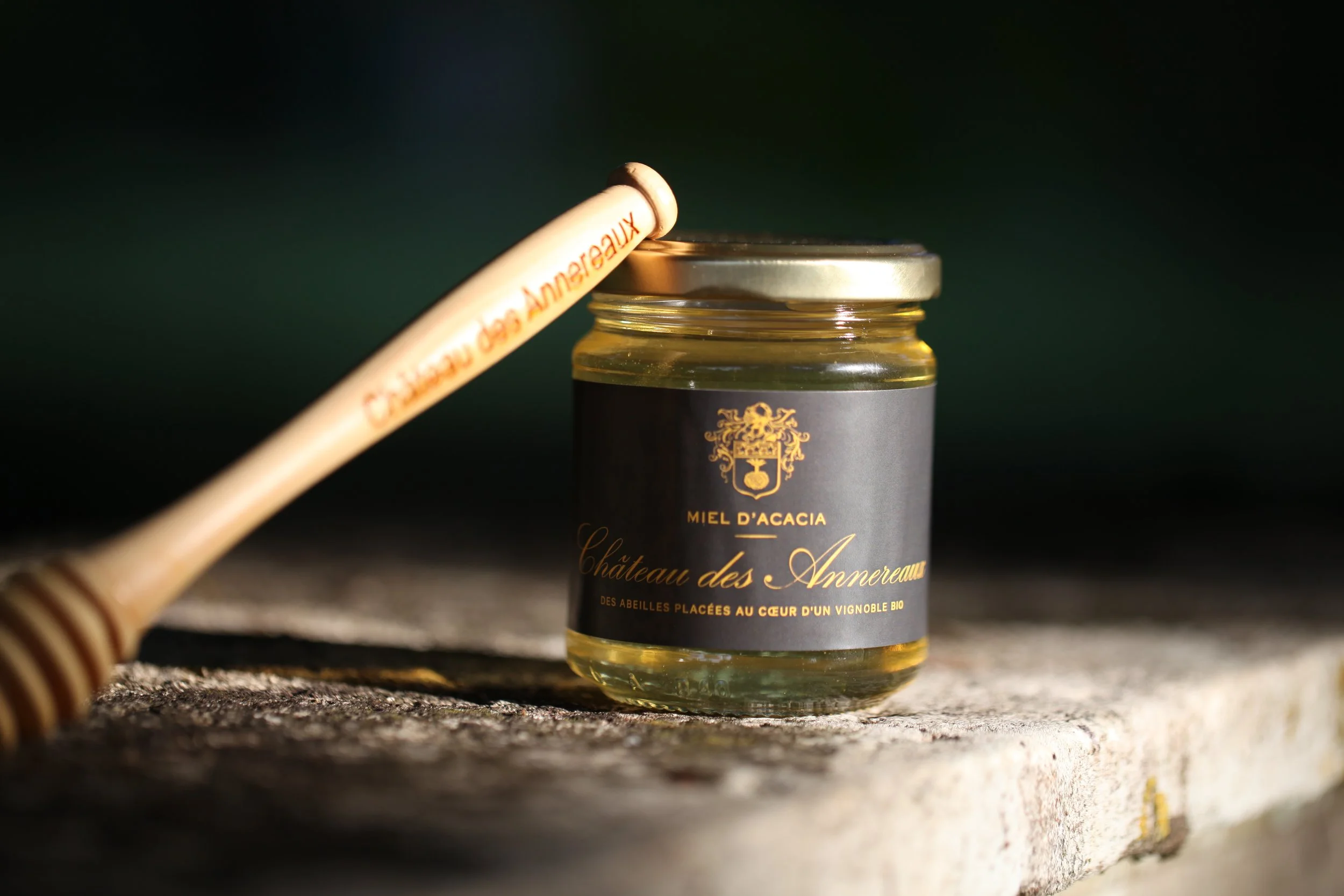Pot de miel récolté au Château des Annereaux, produit dans le cadre de ses initiatives en faveur de la biodiversité