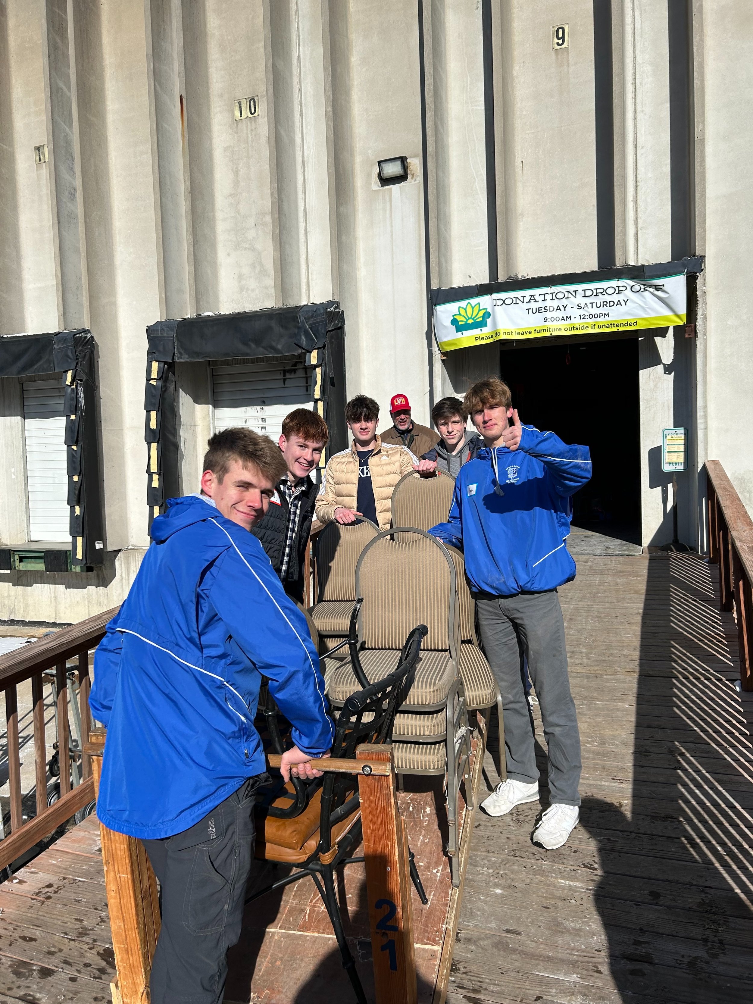 Highschool students volunteering