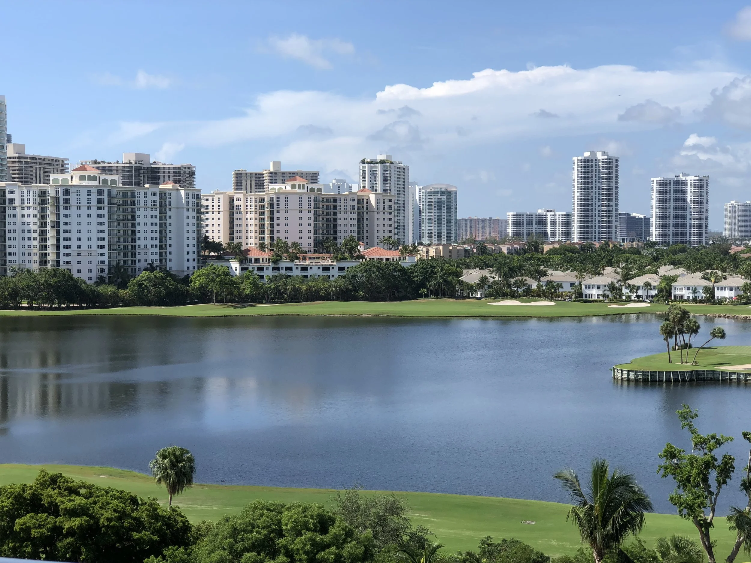 Apartamentos en Aventura con Vista al Golf desde los $130,000: El Regreso de los Condominios Antiguos