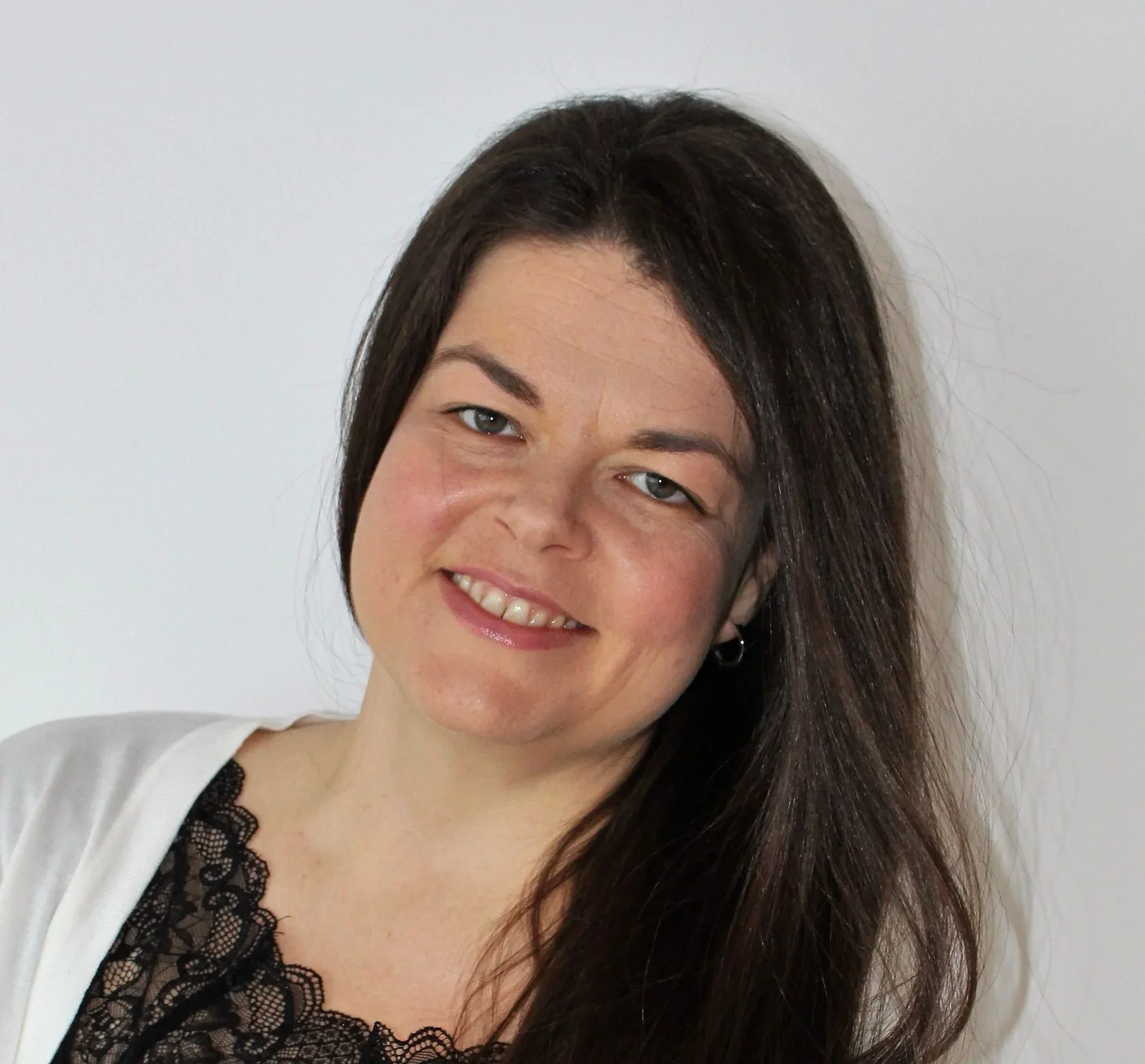 Lächelnde Frau nur schwarzen Haaren
