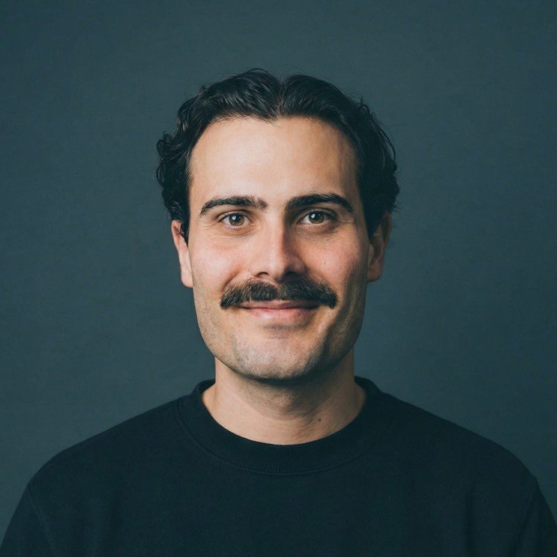 Porträtaufnahme von Marco Schmitt, systemischer Coach und Kommunikationstrainer mit ruhigem, freundlichem Ausdruck.