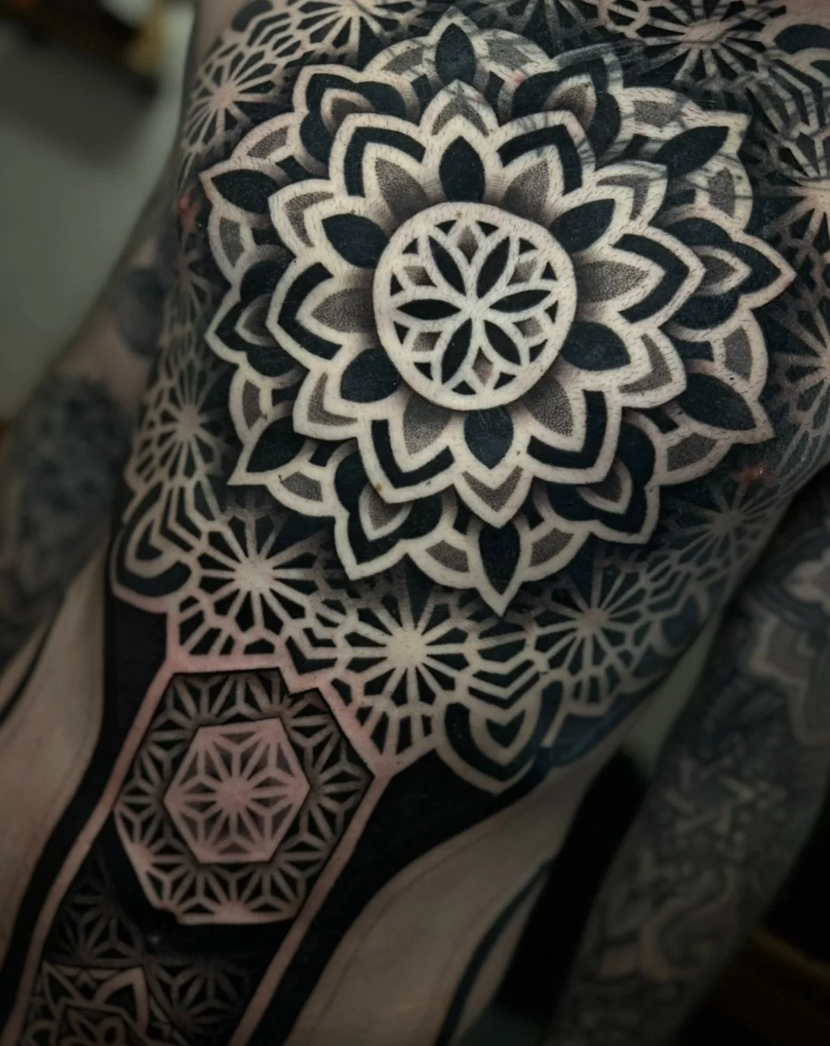 Lesbian tattoo artist in North Park San Diego, Em Paul at woman owned Lucky Cat Tattoo