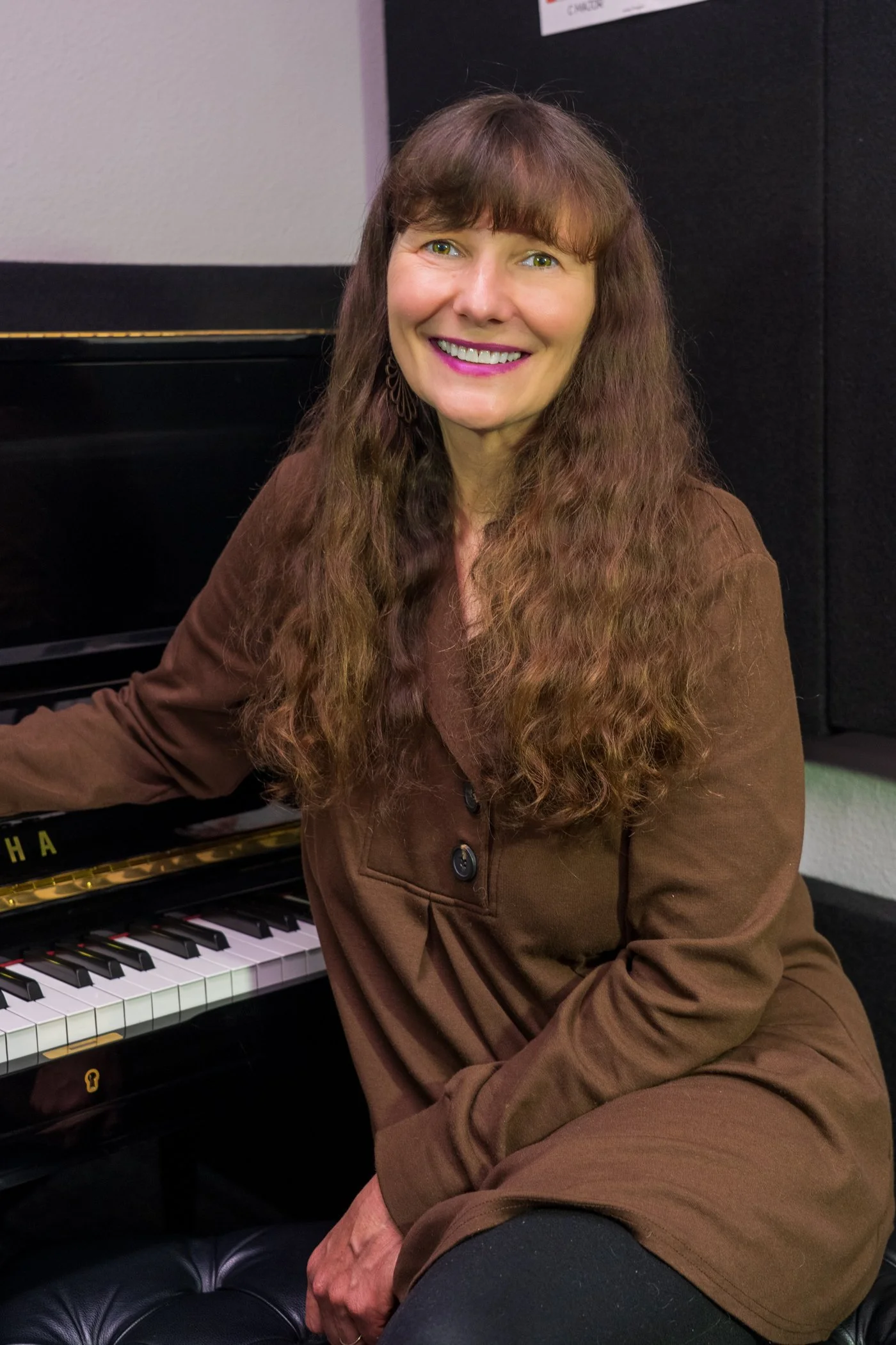 photo of Julie Hanney at piano