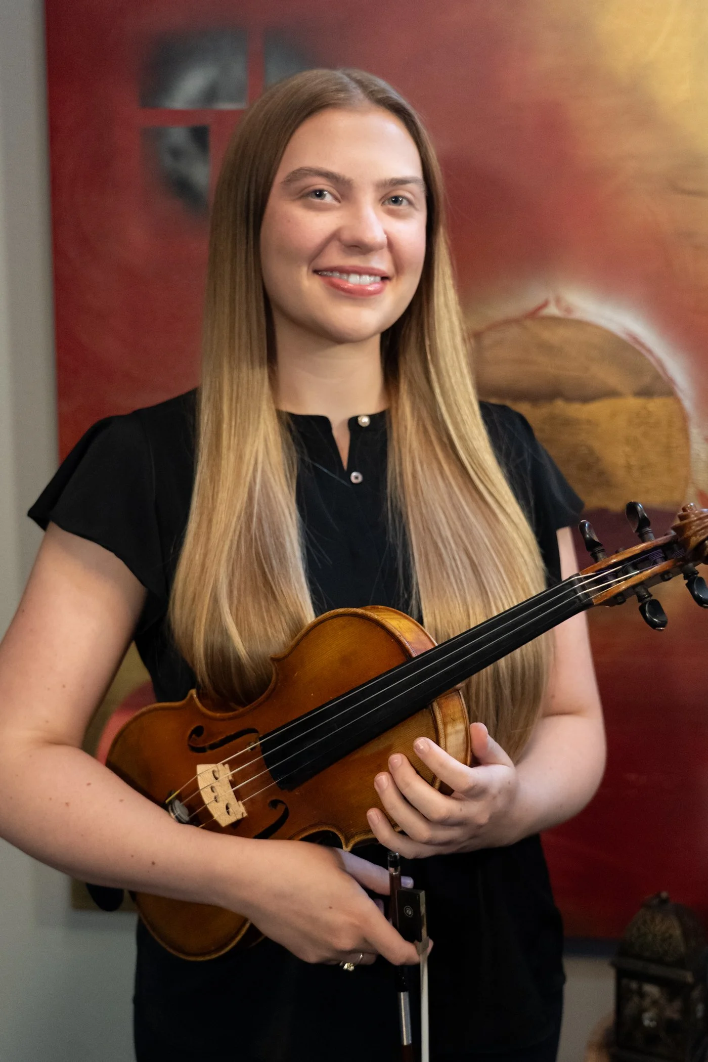 photo of Lauren Scott with violin