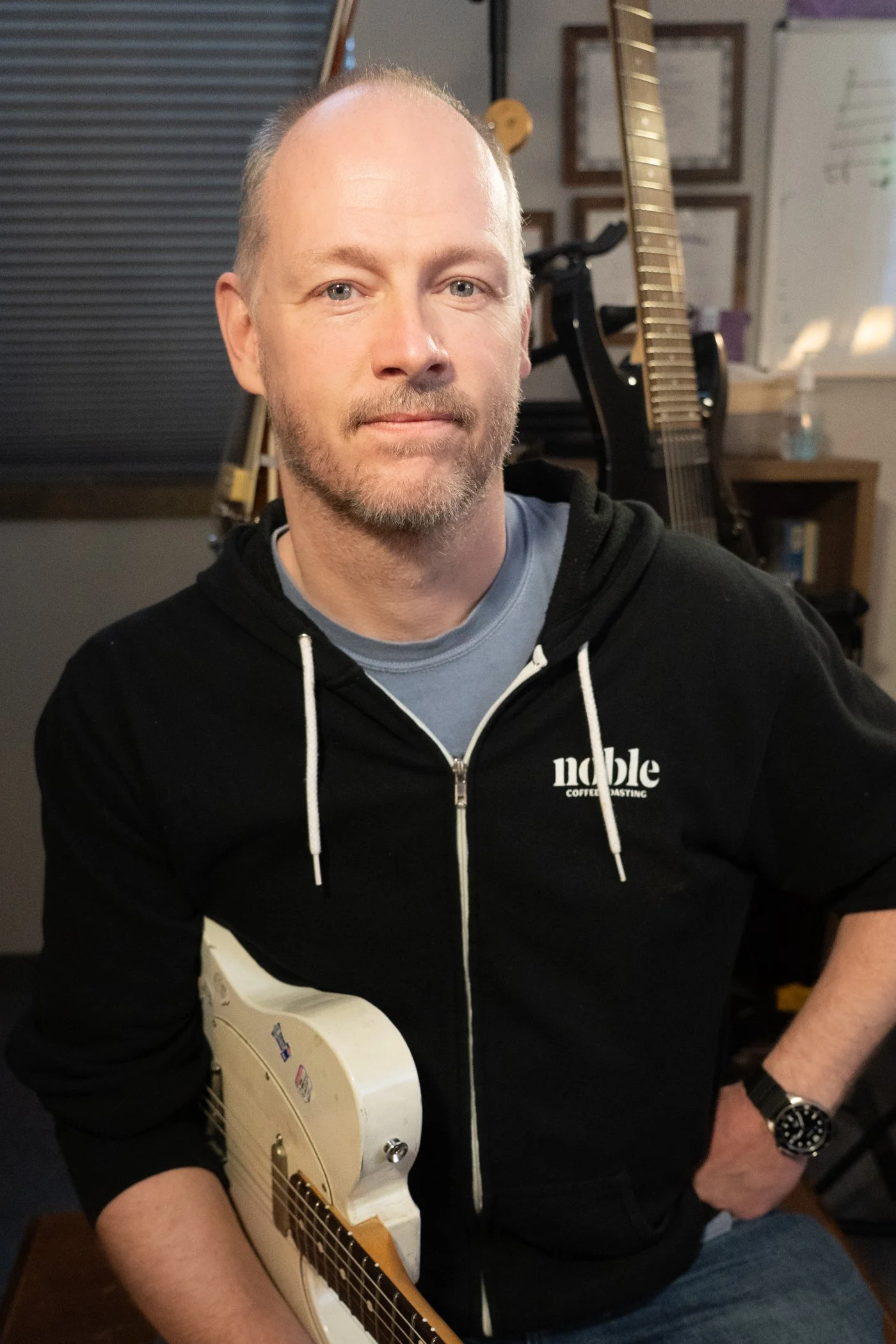photo of Seth Burrows with guitar