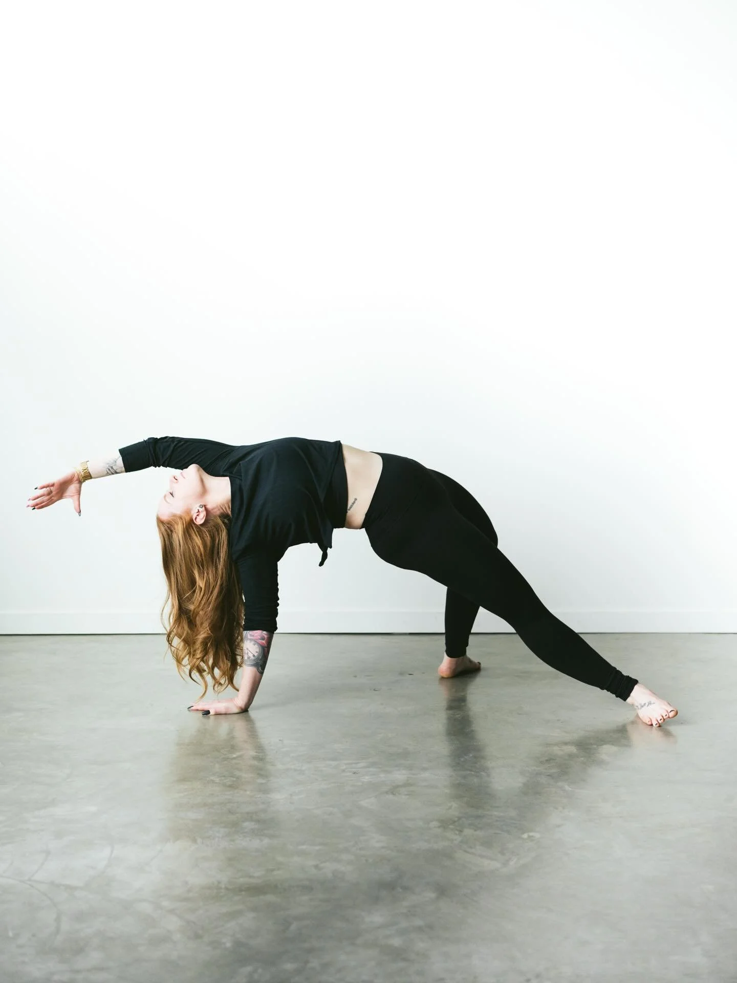 A little wild. A little grounded.
Right on the edge of control and letting go 🖤