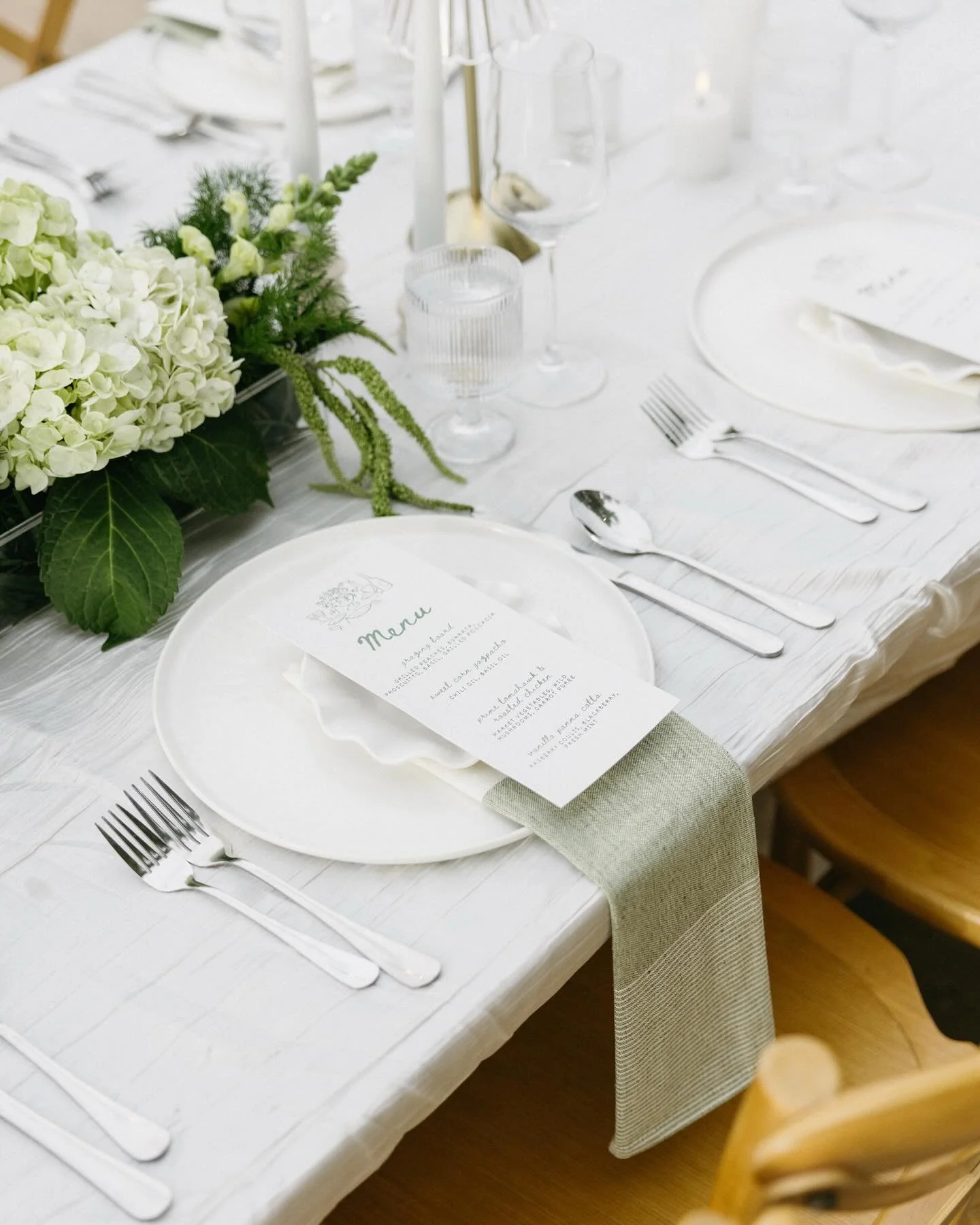 Such a beautiful evening photographing @farnsworthfoods dinner party in Fallbrook, celebrating their catering and event launch in San Diego.

Location: @bluebirdfarm_fallbrook 
Planning: @laurieannie 
Rentals: @saltwatereventsco
Florals: @modernmusee