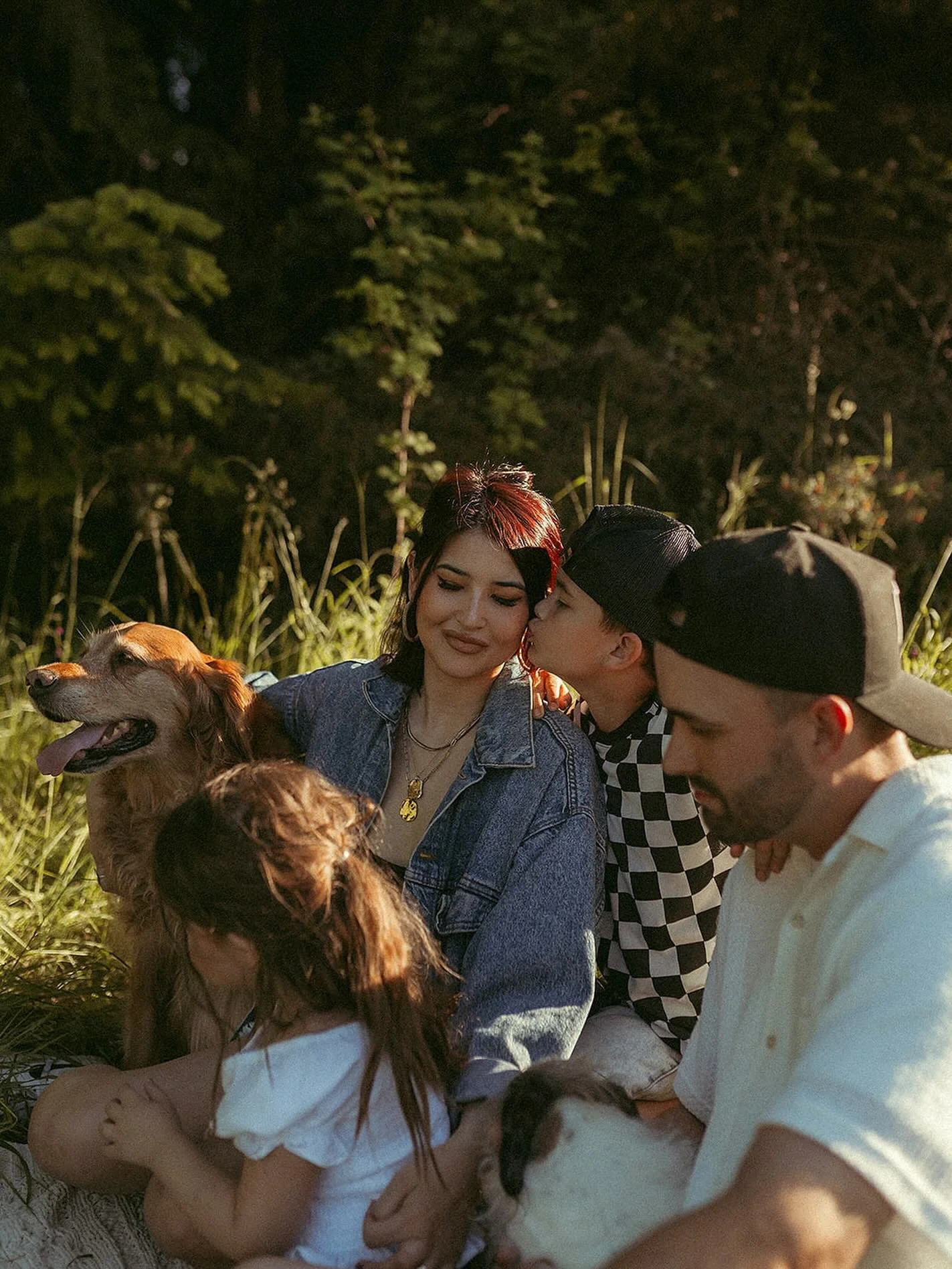 Still crying over this years family photos! Also if you&rsquo;re ever wondering if you can bring your pet for the shoot- the answer is always YESSSSSS! 
Taken by @chelseabelozerphotography 
Edited by @ewadephotography