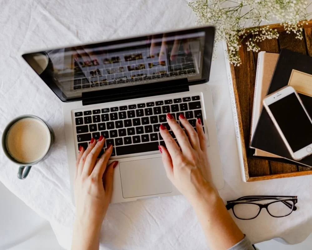 Travail sur ordinateur portable.jpg