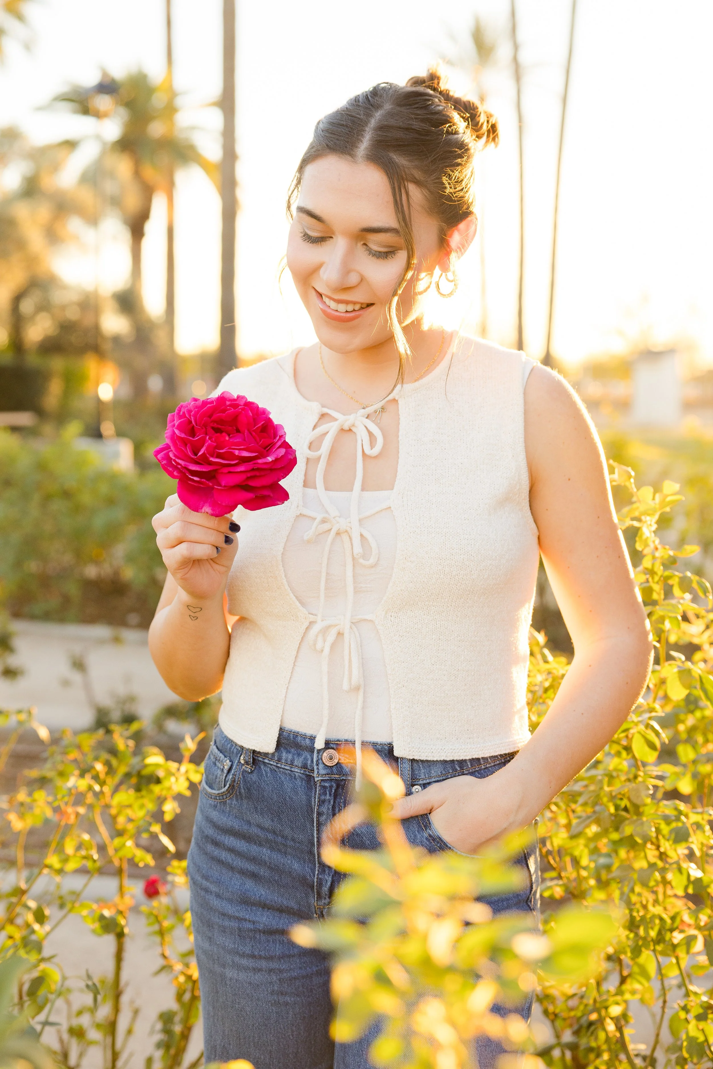 How to Choose the Perfect Outfit for Your Senior Graduation Session