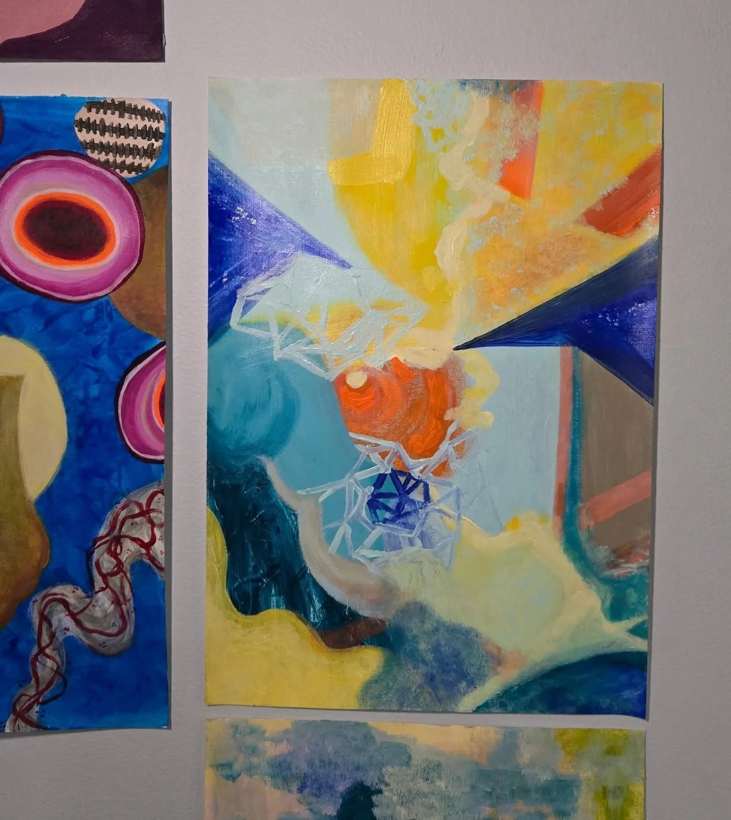 the PROGRESS WALL in my home studio ๐จ
(read: wall of the dining room in my apt!)
obsessed with these colours, floating compositions and thomas nozkowski, rn โจ