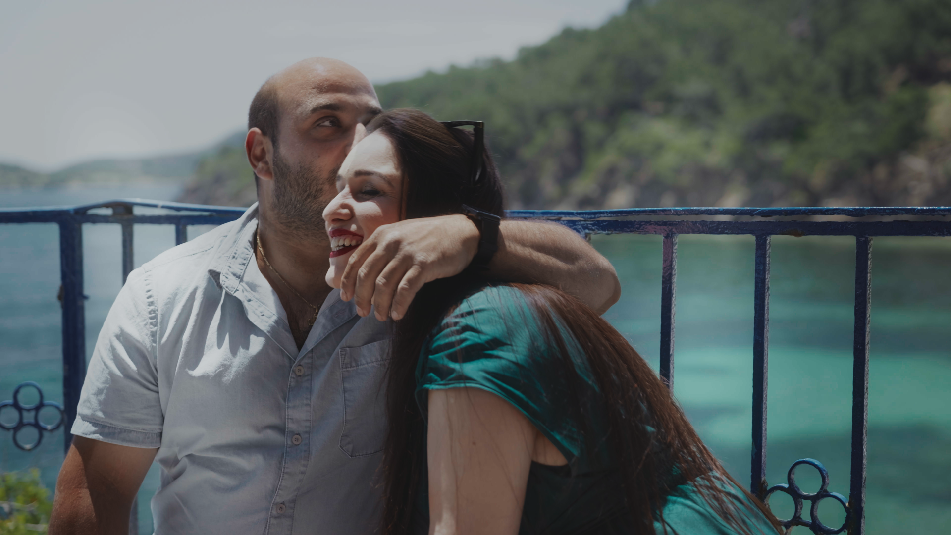 wedding-videographer-lesvos-couple-on-the-beach.png