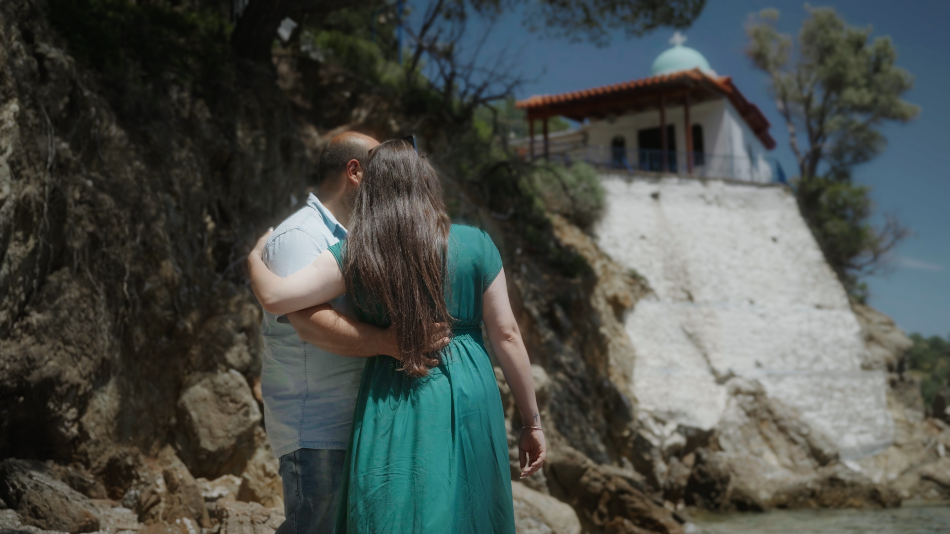 Ζευγάρι φιλιέται κατά τη διάρκεια κινηματογραφικού Pre Wedding Film στη Λέσβο
