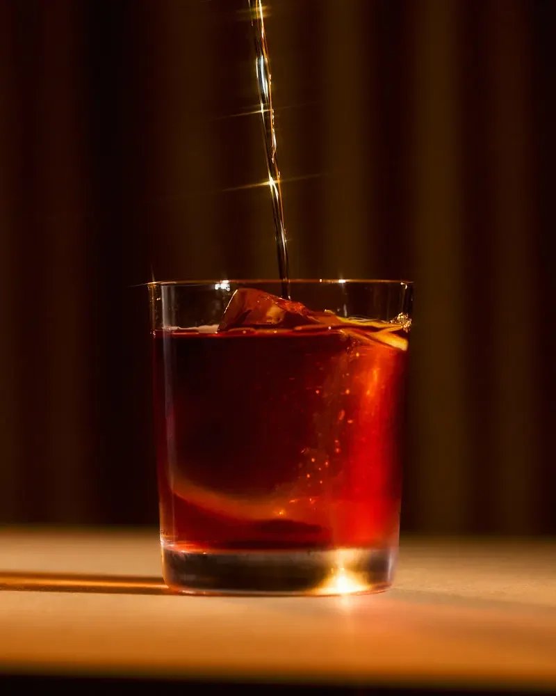 bar-a-cocktails-centre-ville-montreal-bar-le-mal-necessaire_Negroni-Maison.jpg.webp
