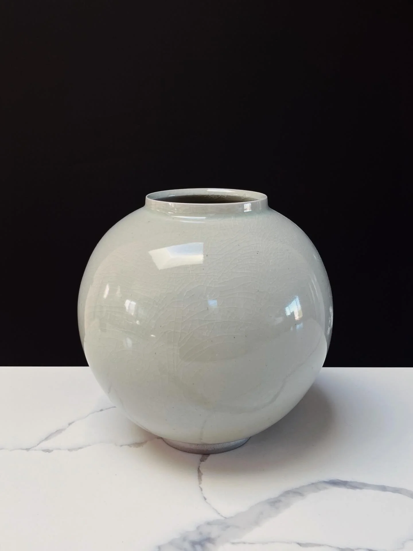 10&rdquo;D, b-mix, clear glaze

Took a Moondobang moon jar class, went home, made one, and haven&rsquo;t made one since 🫨 Gotta get back into it!

This one will be available in my shop on Monday.