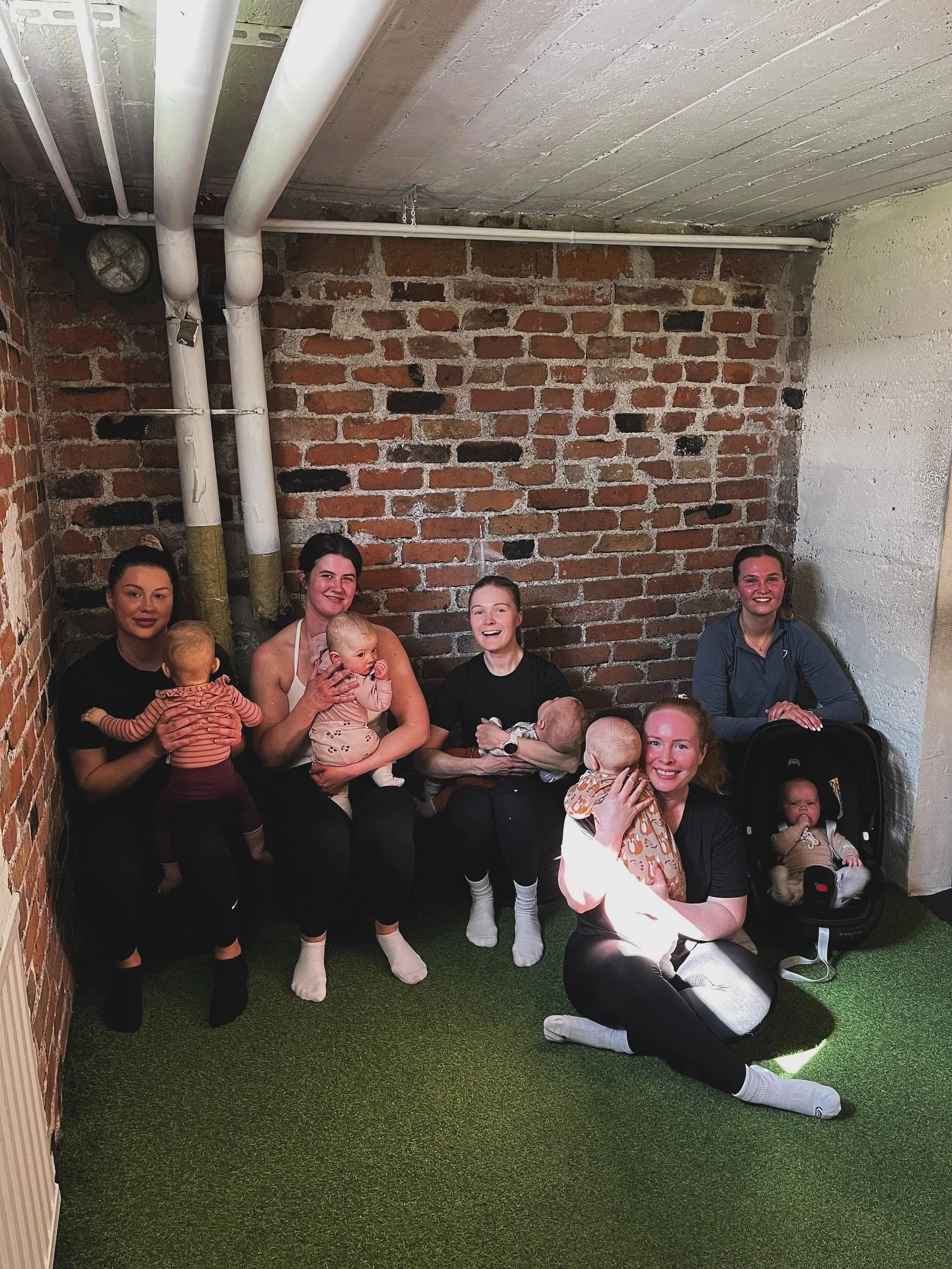 Hoi ty&ouml; ihanat vauvojen &auml;idit 🩷 

Elokuussa starttaa j&auml;lleen suositut Kolon &auml;ititreenit 💪🏻 Tarjolla on kaksi pienryhm&auml;&auml; perjantaisin: klo 10.10-11.10 ja klo 11.15-12.15 😊 

MIT&Auml;: &Auml;iti-vauva-reeniryhm&auml;.