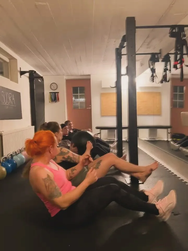 Kolon viikkokatsaus 🤎

☺️Yli 100 hikist&auml; ja hymyilev&auml;&auml; kasvoa
🩷Yhden Kololaisen vauva syntyi
💍Ellun h&auml;vinneet ja l&ouml;ytyneet sormukset (l&ouml;ytyi piharoskiksesta🧐) 
💪🏻Kaksi ensikertalaista
🩶Pimeyden lannistamia Kololai