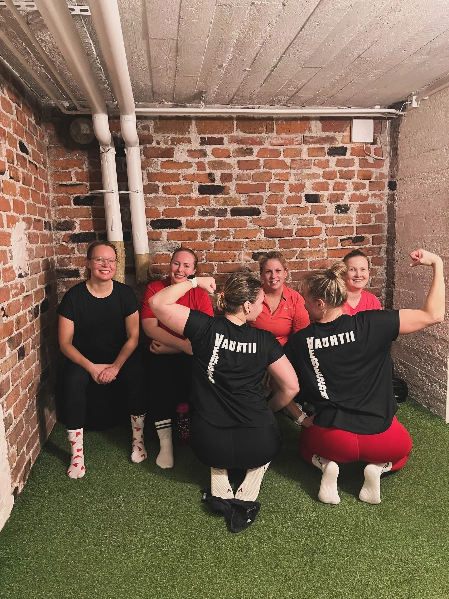 Kolon viikkokatsaus 🤎💪🏻 

💜Muumisukkien kimppatilaus
💪🏻Kevytt&auml; rautaa! 
😊Iloisia ja hikisi&auml; kasvoja!
🧸Kotitohveleitten kimppatilauksen suunnittelu
👖Yhdet kotiin j&auml;&auml;neet treenihousut (farkut oli kuulemma sit suht kuumat😁)