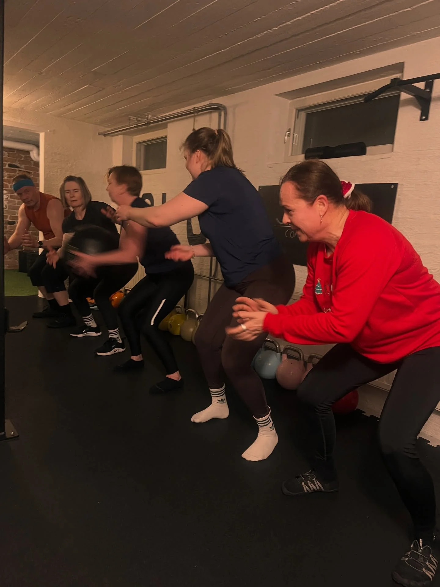 Kolon viikkokatsaus 🤎💪🏻 

T&auml;ll&auml; viikolla reeneiss&auml; soi joulumusiikki, kun Kololaiset lasketteli kohti joulua ❤️ Maastavedoissa paukkui enkat ja syketreeniss&auml; sai tosissaan haastaa itte&auml;&auml;n!