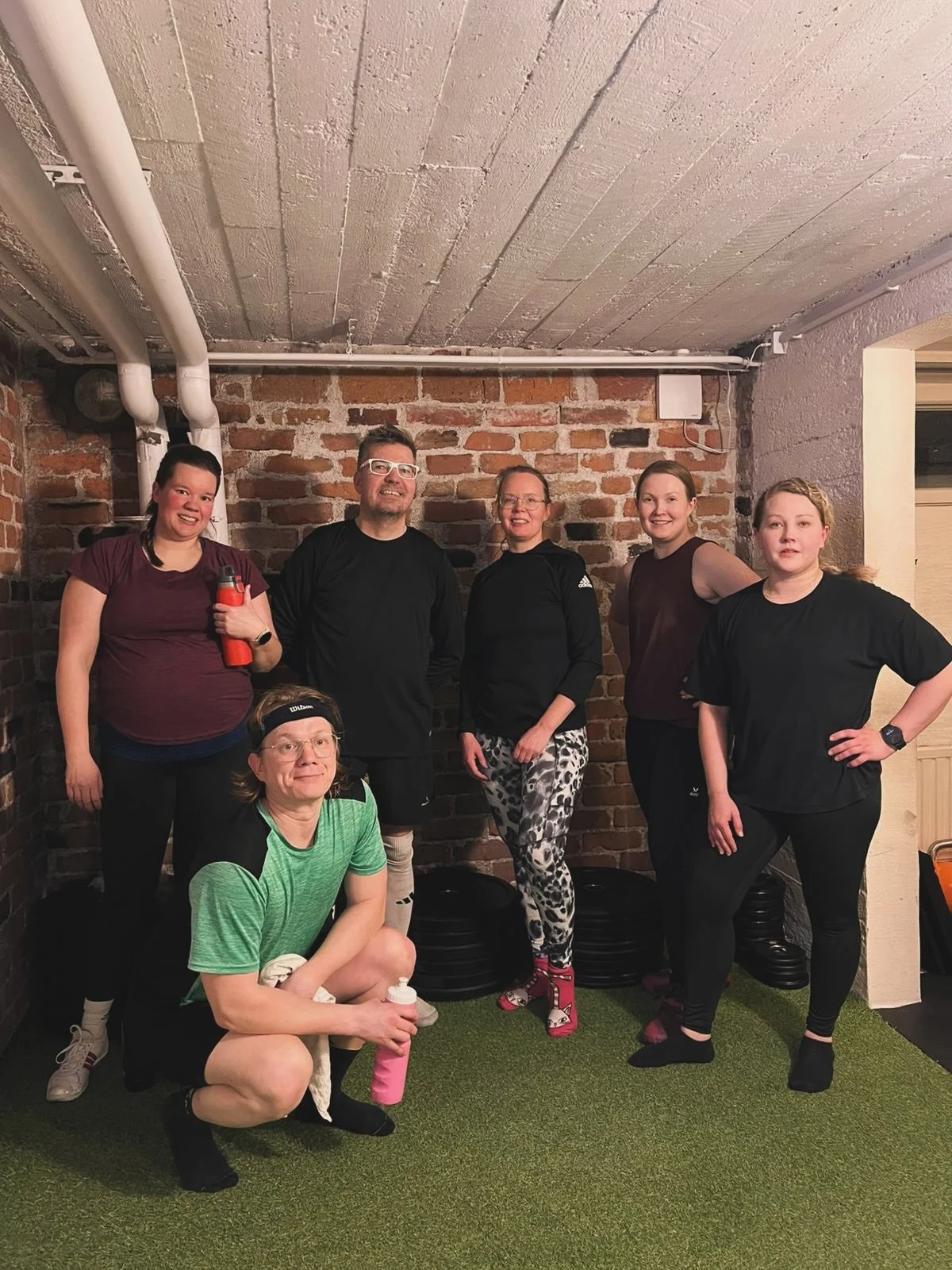 Kolon viikkokatsaus 🤎💪🏻 

🥳Kolossa py&ouml;rii viikoittain 23 kiinte&auml;&auml; ryhm&auml;&auml;. N&auml;it&auml; t&auml;m&auml;n viikon loppukuvia katelessa kiitollisuus iski taas vasten kasvoja. Kiitos kun k&auml;ytte ja tykk&auml;&auml;tte ❤️