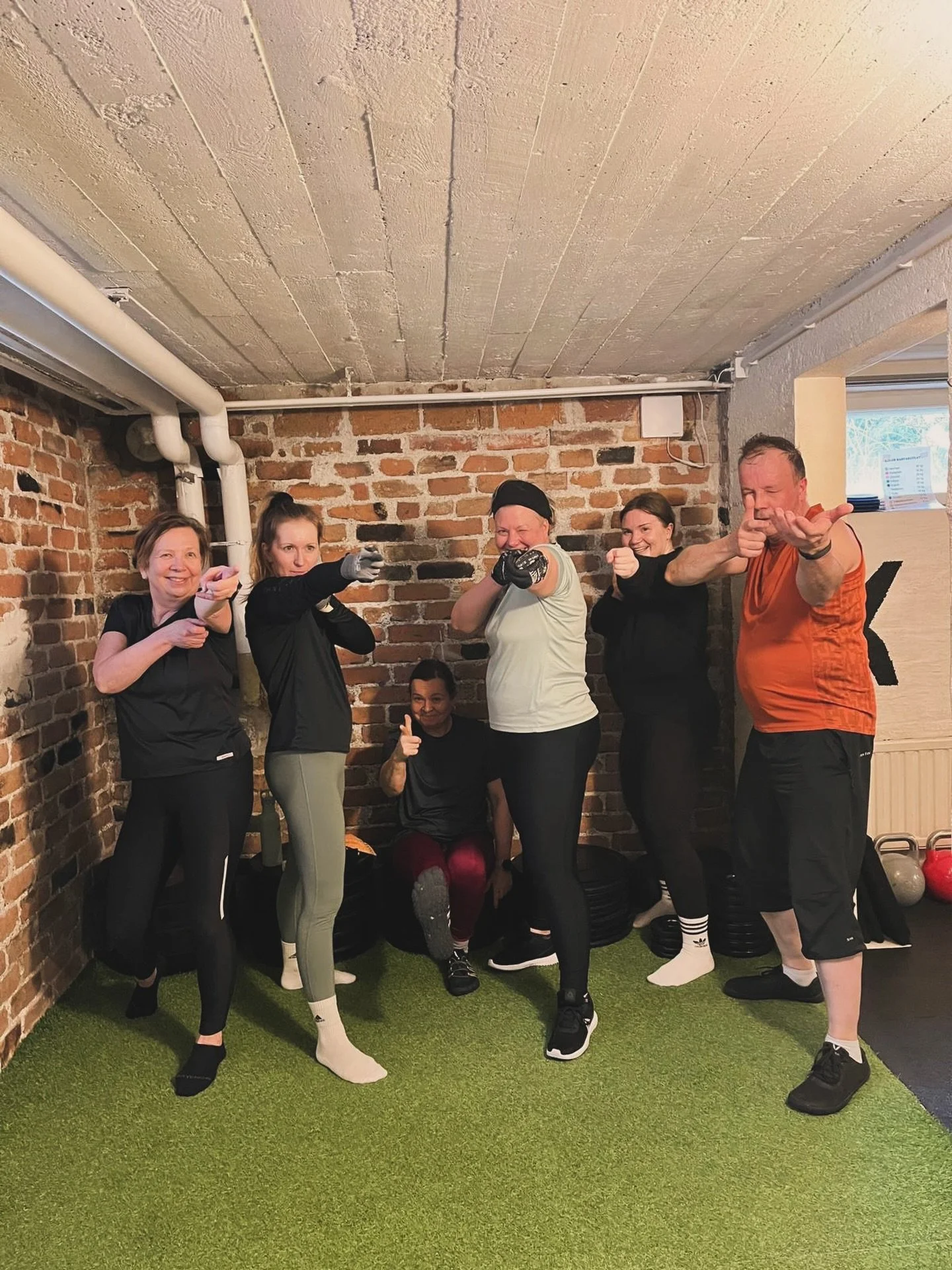 HOI SIE 🫵, joka haluaisit tulla Koloon treenaamaan, mutta et pysty sitoutumaan viikoittaiseen samaan treeniaikaan esim vuoroty&ouml;n tai lasten harrastuskuskailujen vuoksi&hellip;

Nyt siunkii ois mahis p&auml;&auml;st&auml; Kolon pienryhmiin treen