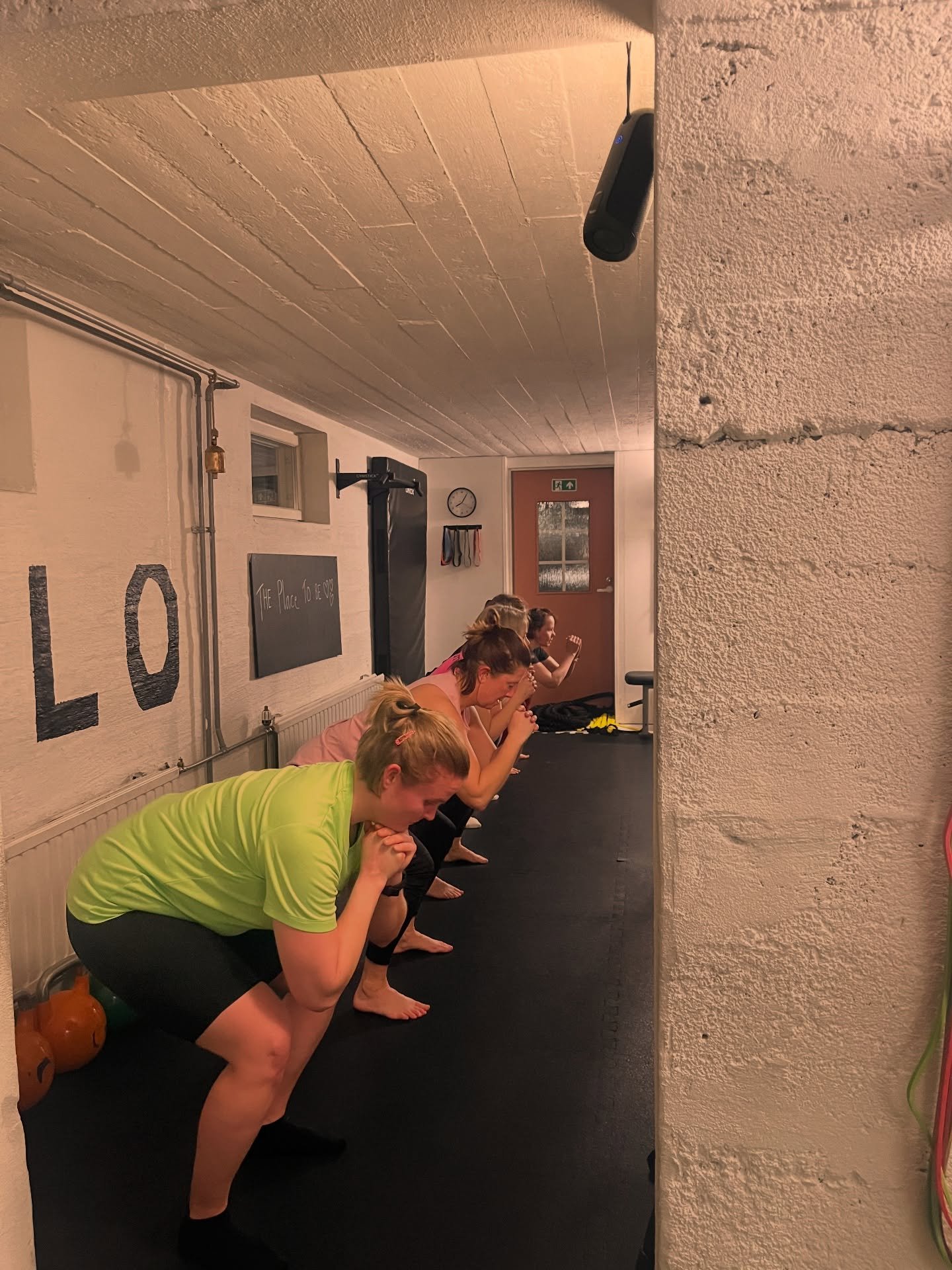 Kolon viikkokatsaus 🤎💪🏻 

Kev&auml;inen valo tunkeutui Koloon ja Kololaisilla on ollut rauta kevytt&auml; 💛☀️ Puheensorinaa, naurunremakkaa ja hikist&auml; menoa! Ja tuhansia toistoja 💪🏻