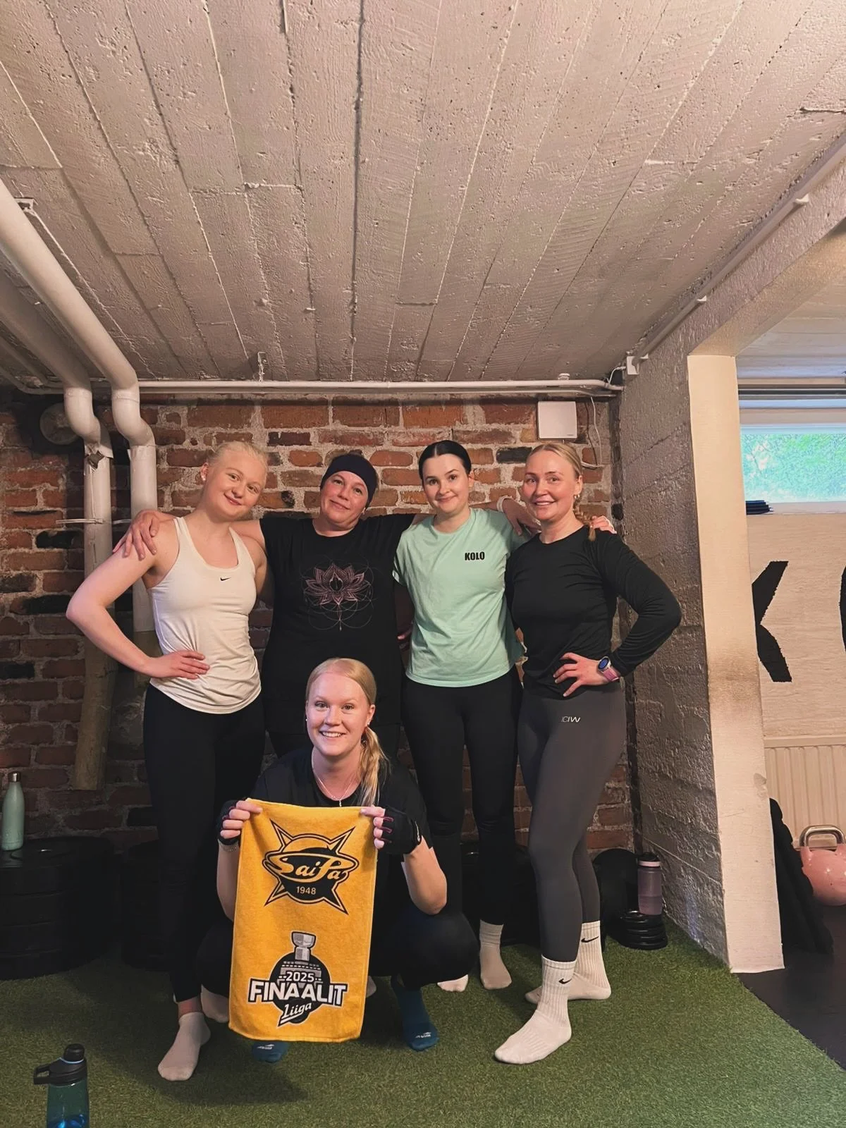Kolon viikkokatsaus 🤎💪🏻

😭Useamman Kololaisen viimeinen viikko Kolossa 
🍰Pullaa ja karkkii
🔥Mave-enkat paukku!! 125kg booom 
🩷Uusia kasvoja Kolossa
🥂Perjantainen after work-treeni
🤱🏻Kev&auml;&auml;n &auml;ititreenien viimeinen viikko suurim