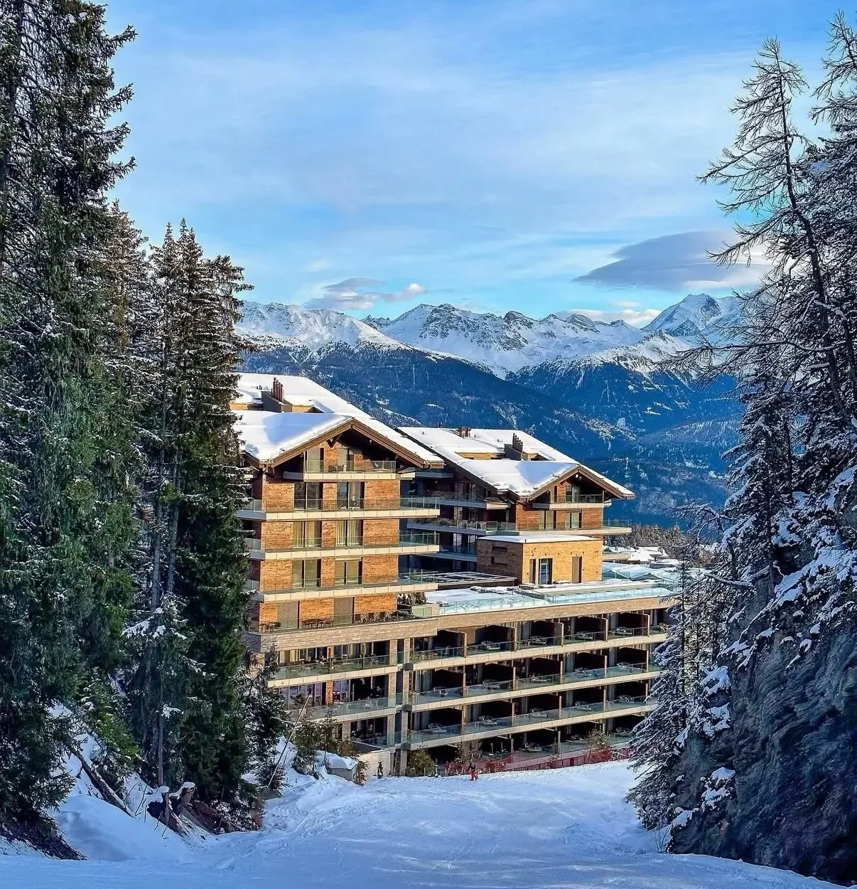 Finalizing the last few details on some amazing Spring Break trips and this Swiss itinerary is pretty incredible!🇨🇭 ⛷️

Beginning in Bern, then onto skiing the Swiss Alps in Crans Montana, and ending with beautiful Lucerne