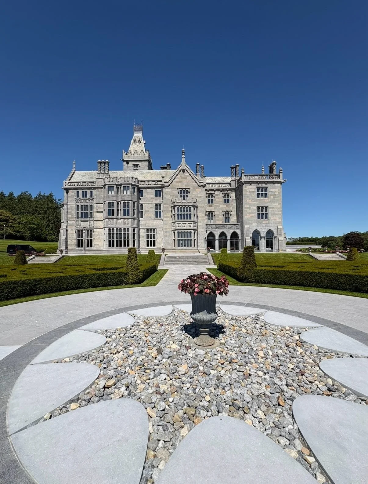🏰🇮🇪 @theadaremanor 

Set on an 840 acre estate in the Irish countryside. Between the exceptional service, world class golf, falconry, whiskey and wine tastings, and beautiful grounds, it&rsquo;s easy to see why this is one of Irelands most iconic 