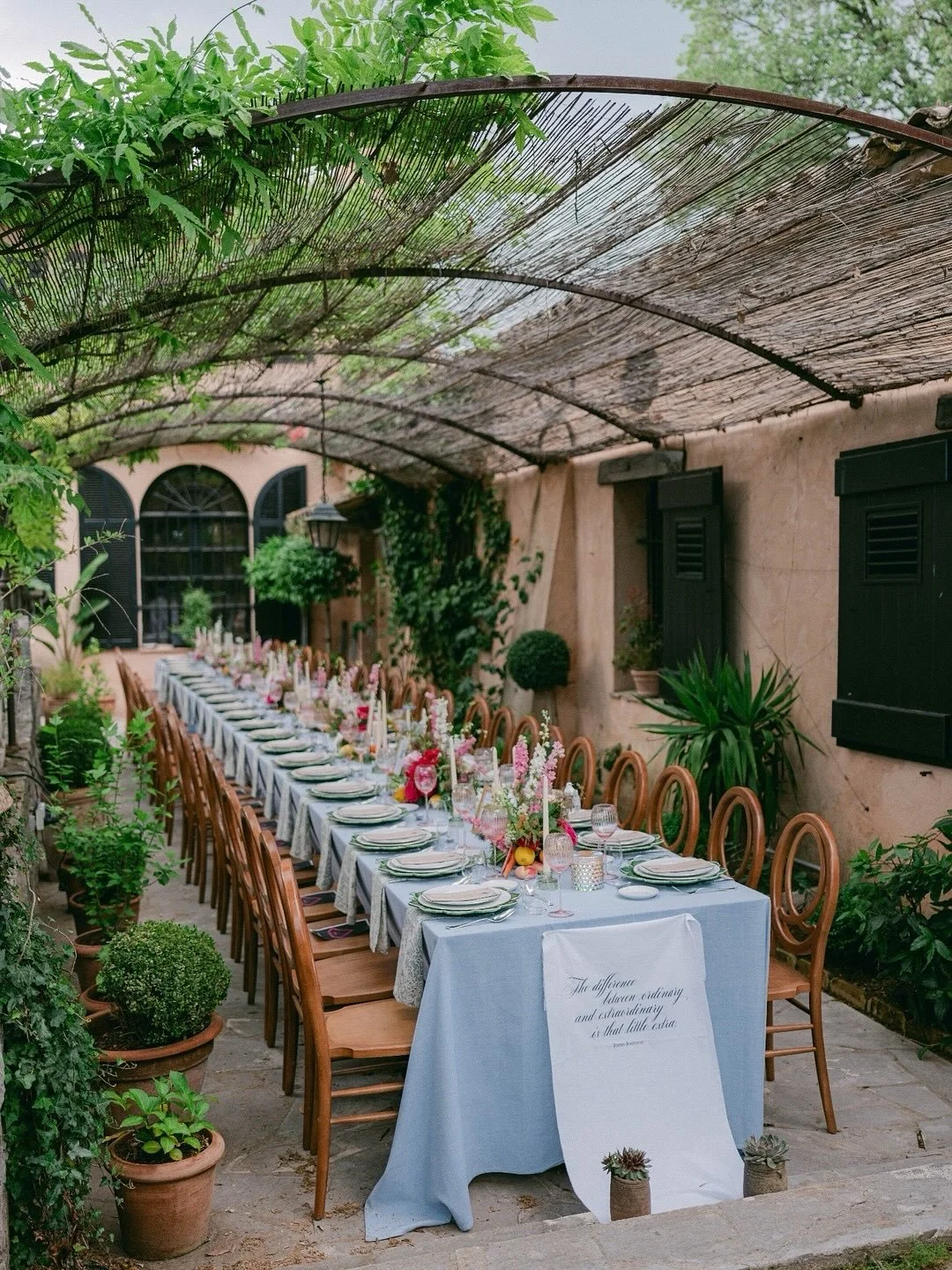 Florals from the market in Nice + carrots and peaches from Marche Forville in Cannes + wild blooms foraged from the countryside (...this might have resulted in some killer poison ivy on my hands, but I regret nothing).
⠀⠀⠀⠀⠀⠀⠀⠀⠀
This tablescape is my