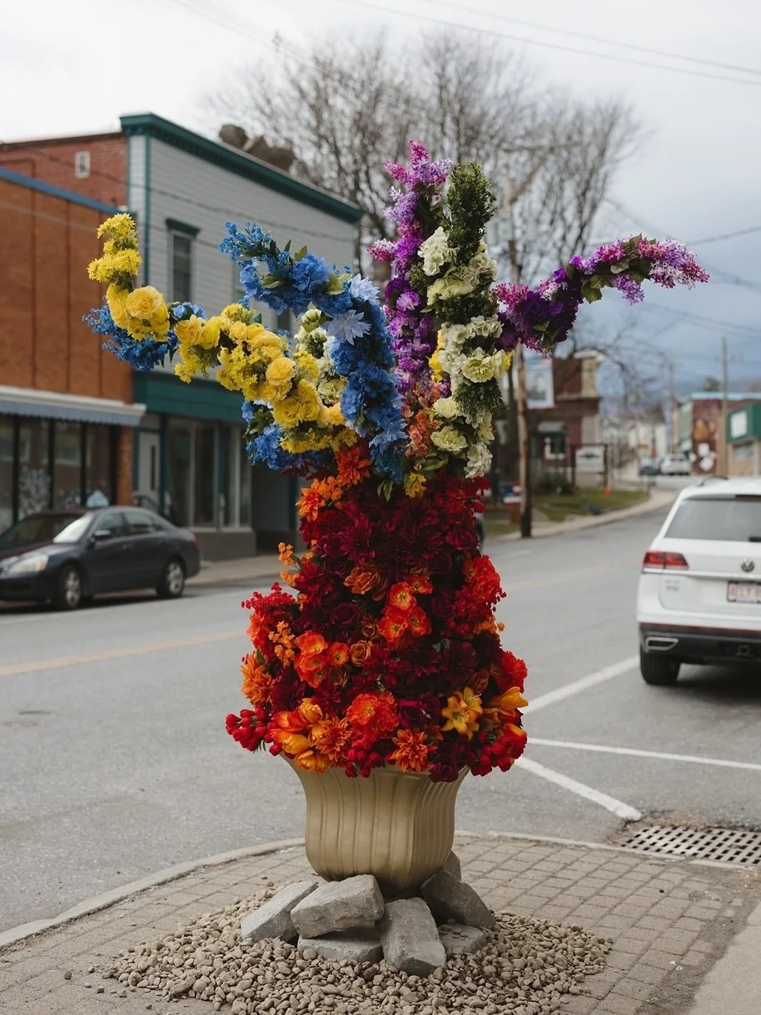✨ Cauldron in Chroma ✨
⠀⠀⠀⠀⠀⠀⠀⠀⠀
I was SO excited when @northcountryruraldevelopment reached out about having a feature installation for their annual Blossom Reverie Fair in Ticonderoga, NY! The theme this year was rainbows and magic, so I created th