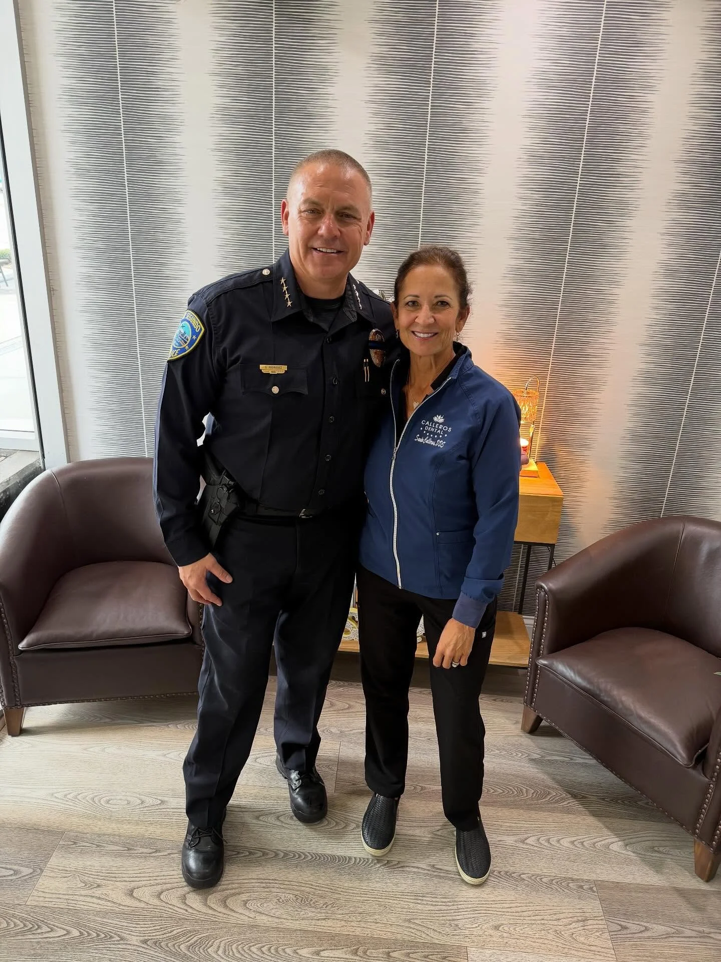 We loved our visit from El Segundo police chief Saul Rodriguez who stopped by to say hello. 💙💙💙

@elsegundopd #localbusiness #elsegundo #callerosdental