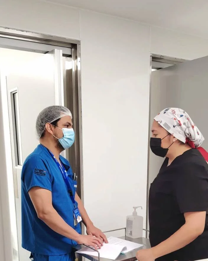       
  
     Cuando el liderazgo se construye en equipo   La excelencia clínica no es un esfuerzo individual, sino el resultado de una colaboración bien integrada. En la formación médica, los mejores resultados surgen cuando distintas formas de con