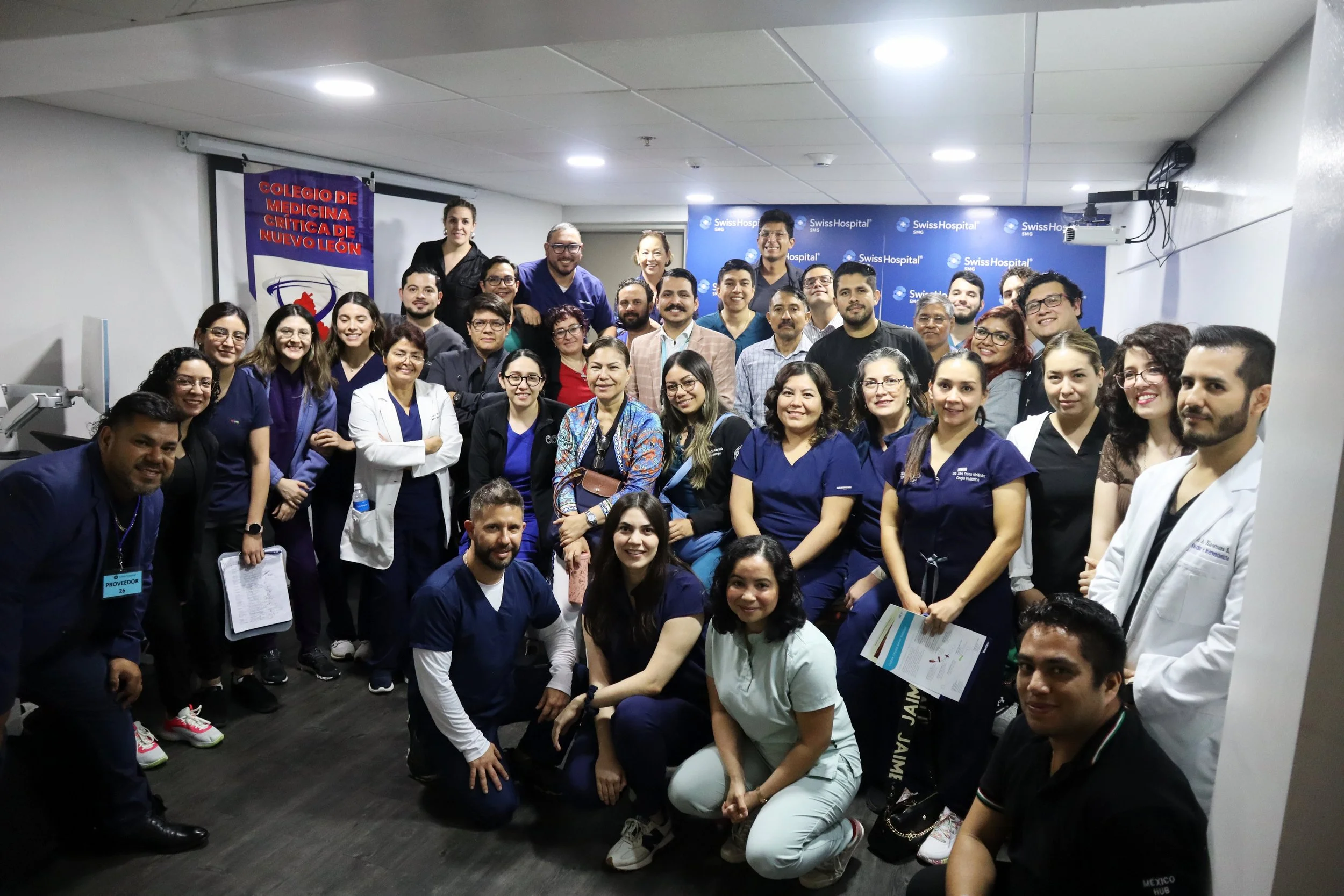 Grupo de profesionales de la salud posando en una clínica o hospital. ACÉRCATE Asociación para certificación y capacitación Técnica Catéter PICC