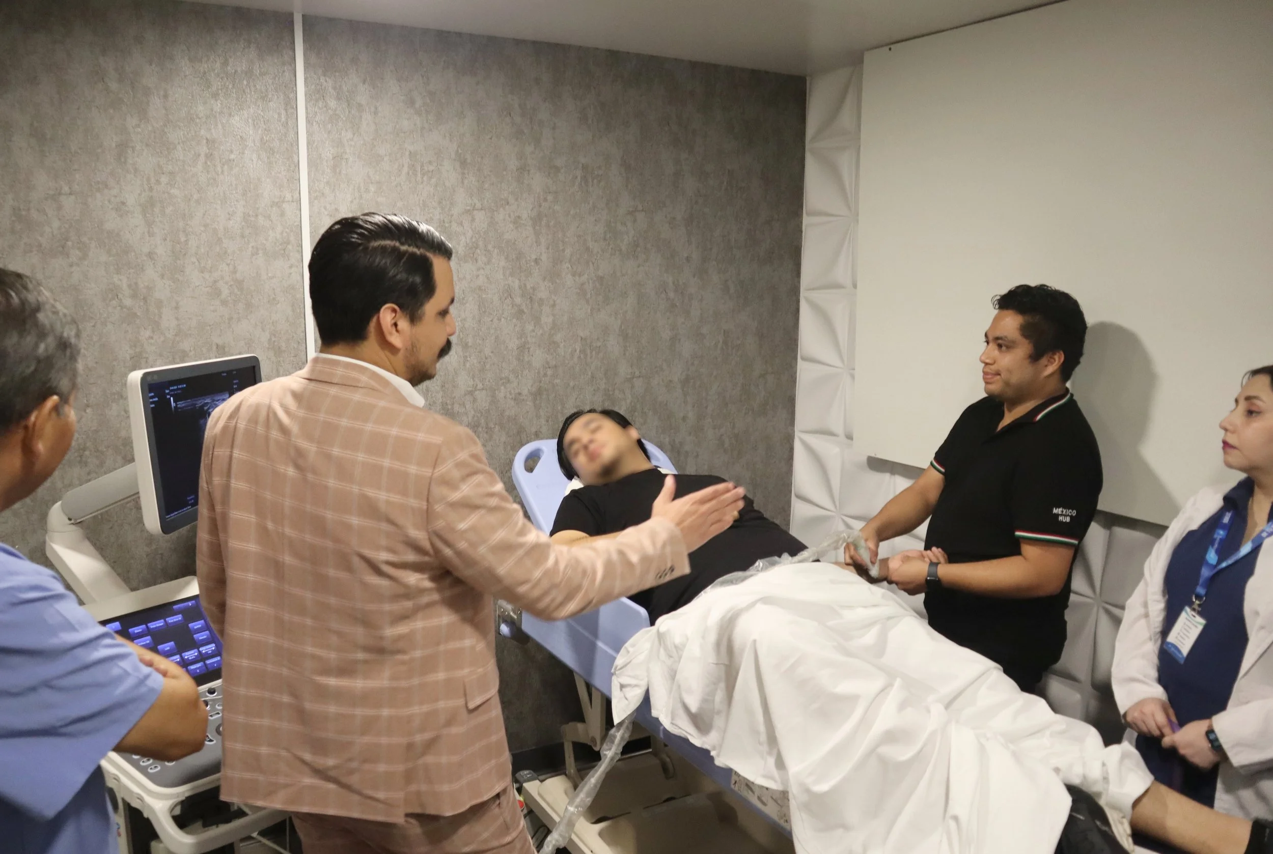 Paciente en una sala de emergencias siendo atendido por médicos y enfermeros. ACÉRCATE Asociación para certificación y capacitación Técnica Catéter PICC