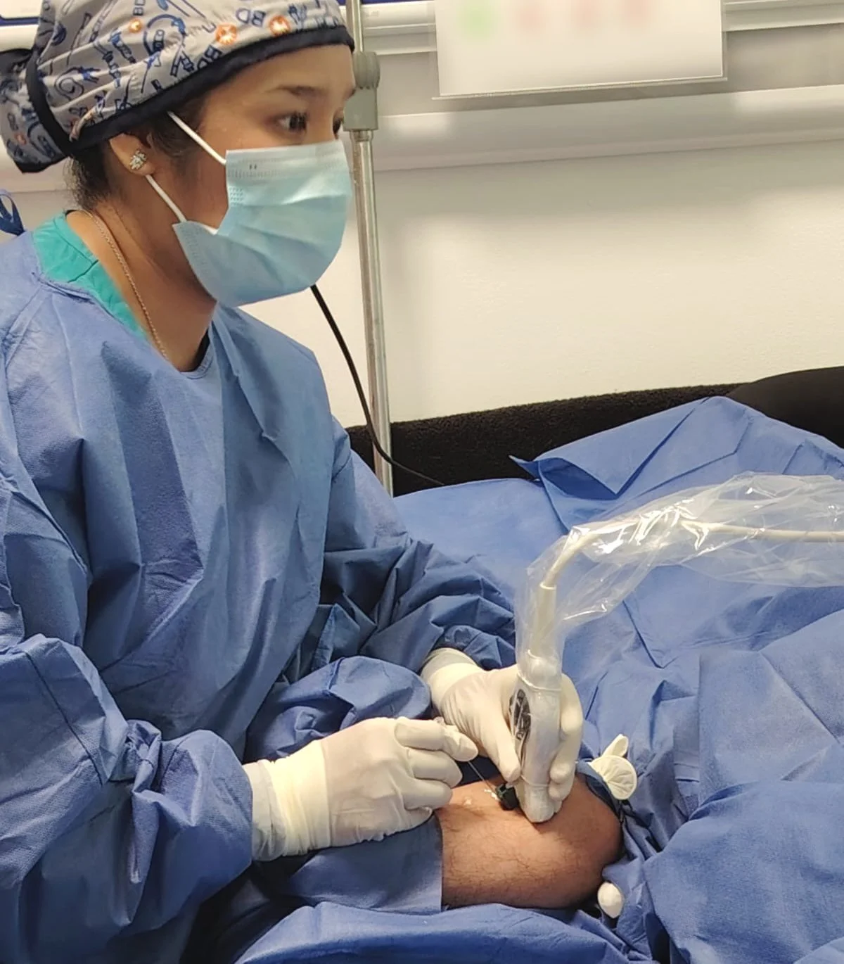 Médico en equipo quirúrgico realizando un procedimiento en un paciente en un entorno hospitalario. ACÉRCATE Asociación para certificación y capacitación Técnica Catéter PICC