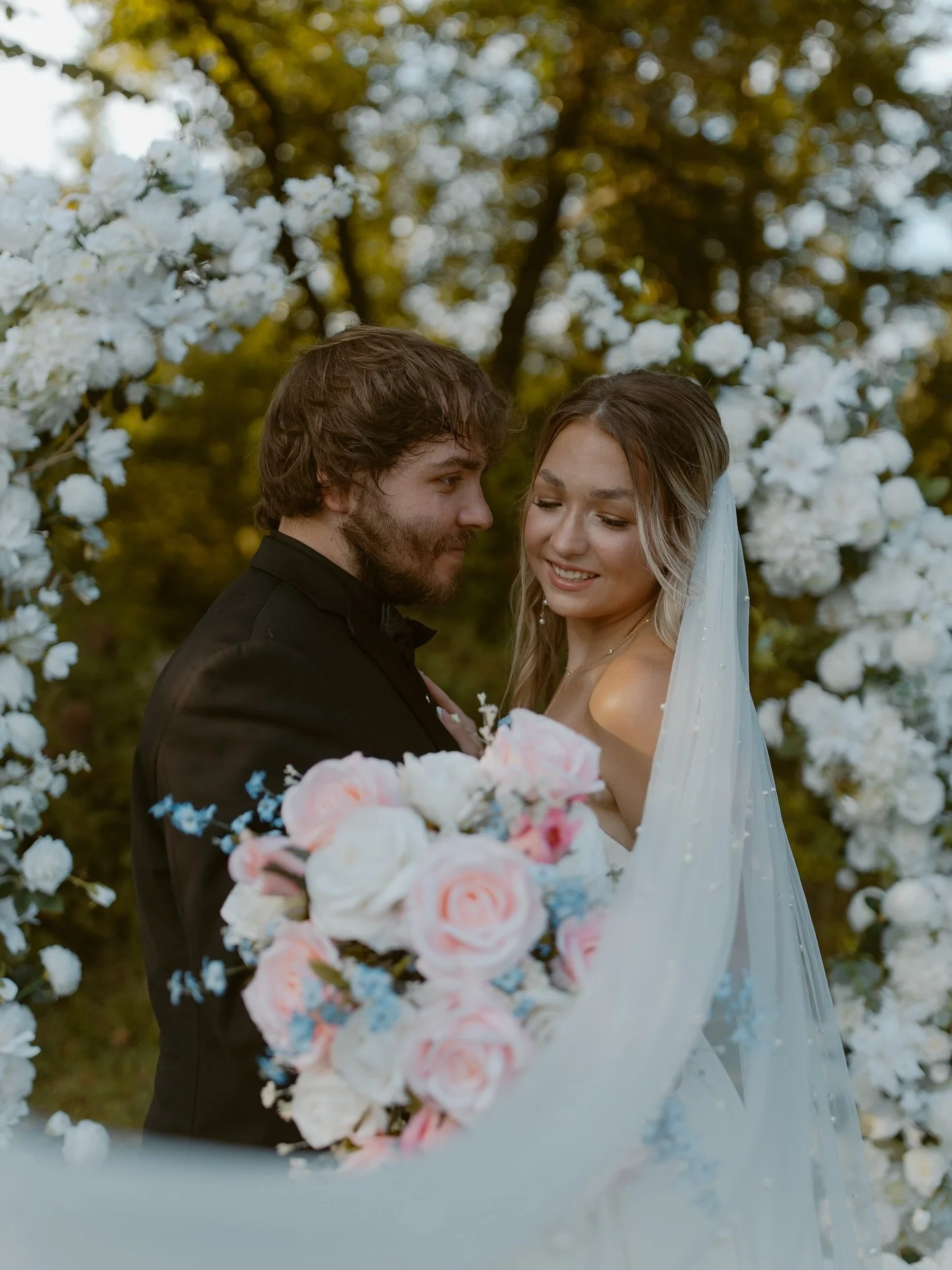 Trying to catch up posting here! Let&rsquo;s go back to this day!! B&amp;E had such a beautiful, laid-back day. They found the cutest Airbnb where they got ready and had their ceremony &mdash; everything felt so intentional and true to them. 

Honest