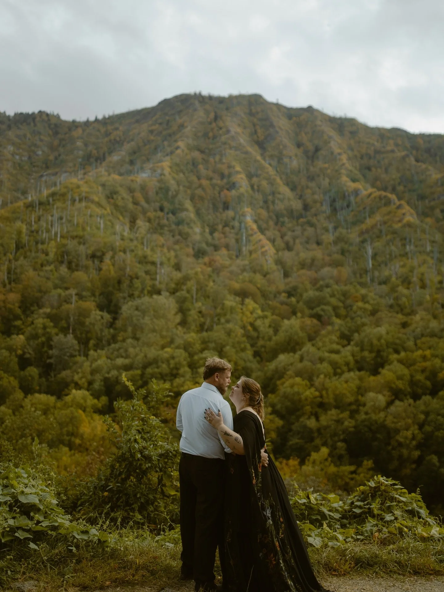 Let&rsquo;s get back to this gorgeous Smoky Mountain day! B&amp;M had the dreamiest, misty elopement&hellip; and would you believe this was on a Tuesday?? 

Eloping in the Smokies is 100% a dream, but (like every national park) it can get busy. 

The