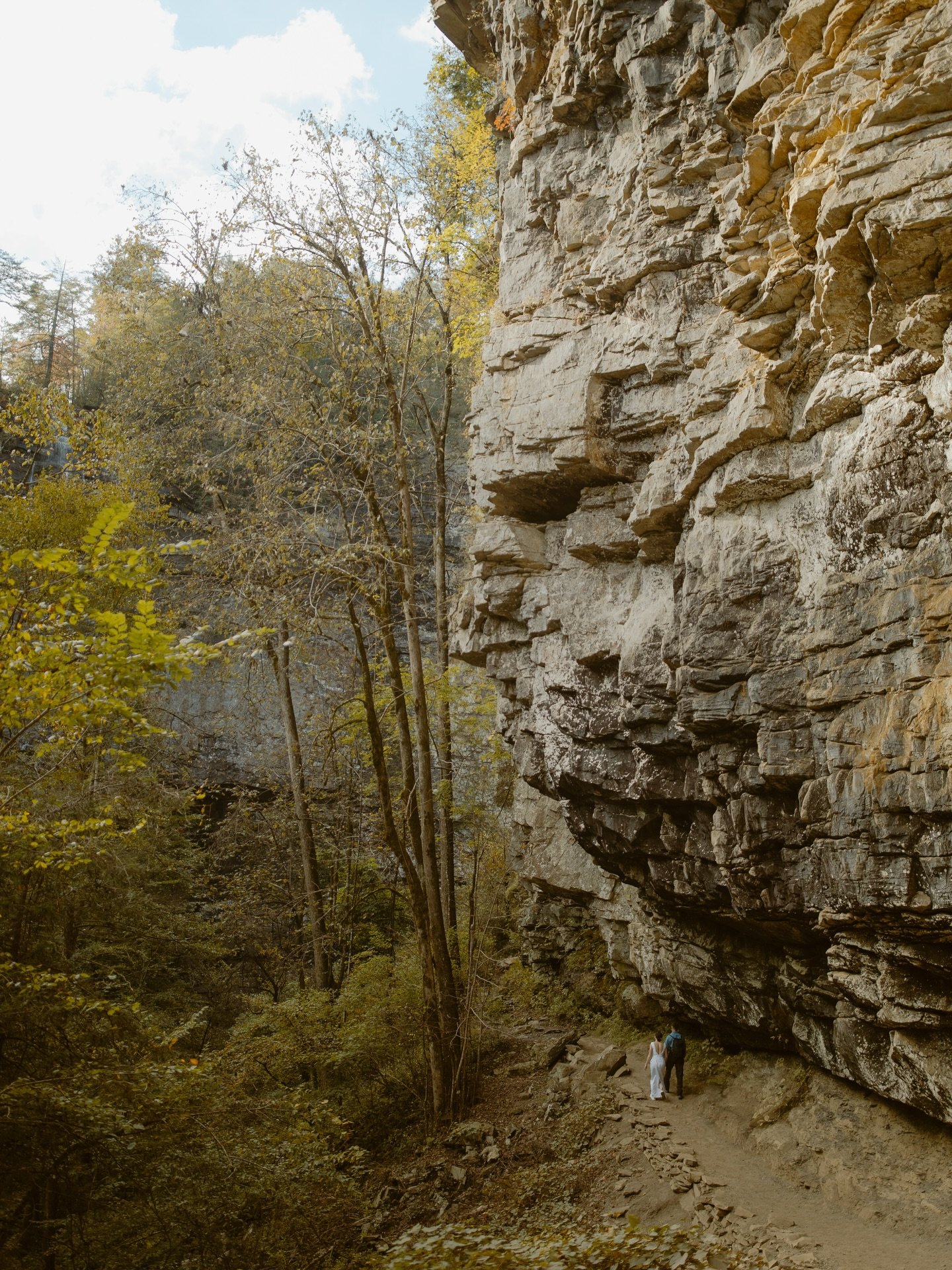 In case you were wondering&hellip; yes, we love rocks over here 😂 and we&rsquo;ll absolutely stop to take photos along the trail. 

That&rsquo;s why we&rsquo;re so obsessed with adventure elopements &mdash; it&rsquo;s not just about the final spot, 