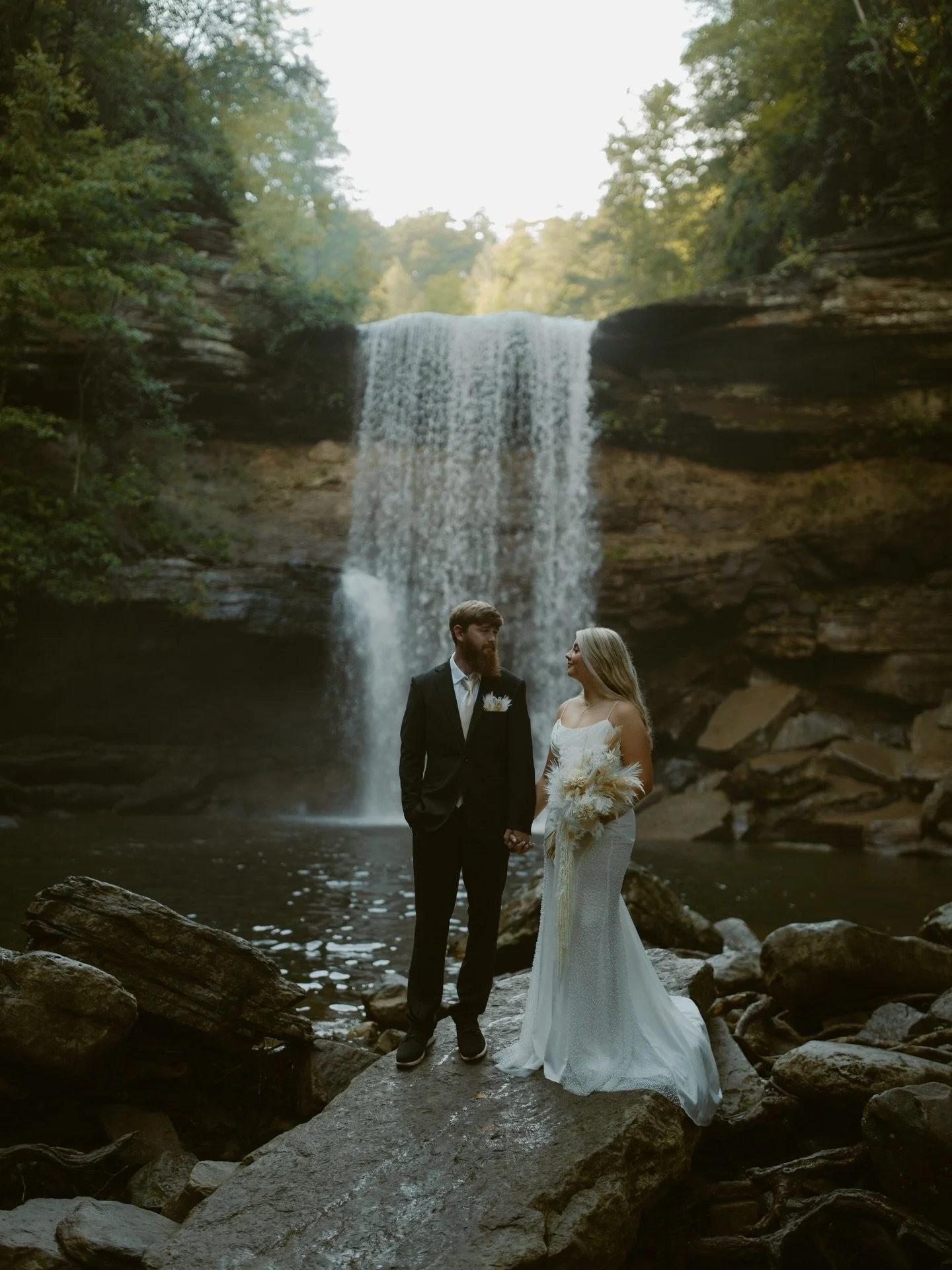 Planning a summer elopement in Tennessee? Save this ☀️
Eloping in summer in TN can be such a fun and unique experience. Here are 3 tips for your summer elopement:

1. Pick a weekday.
This is a must for summer elopements if you want more seclusion, es