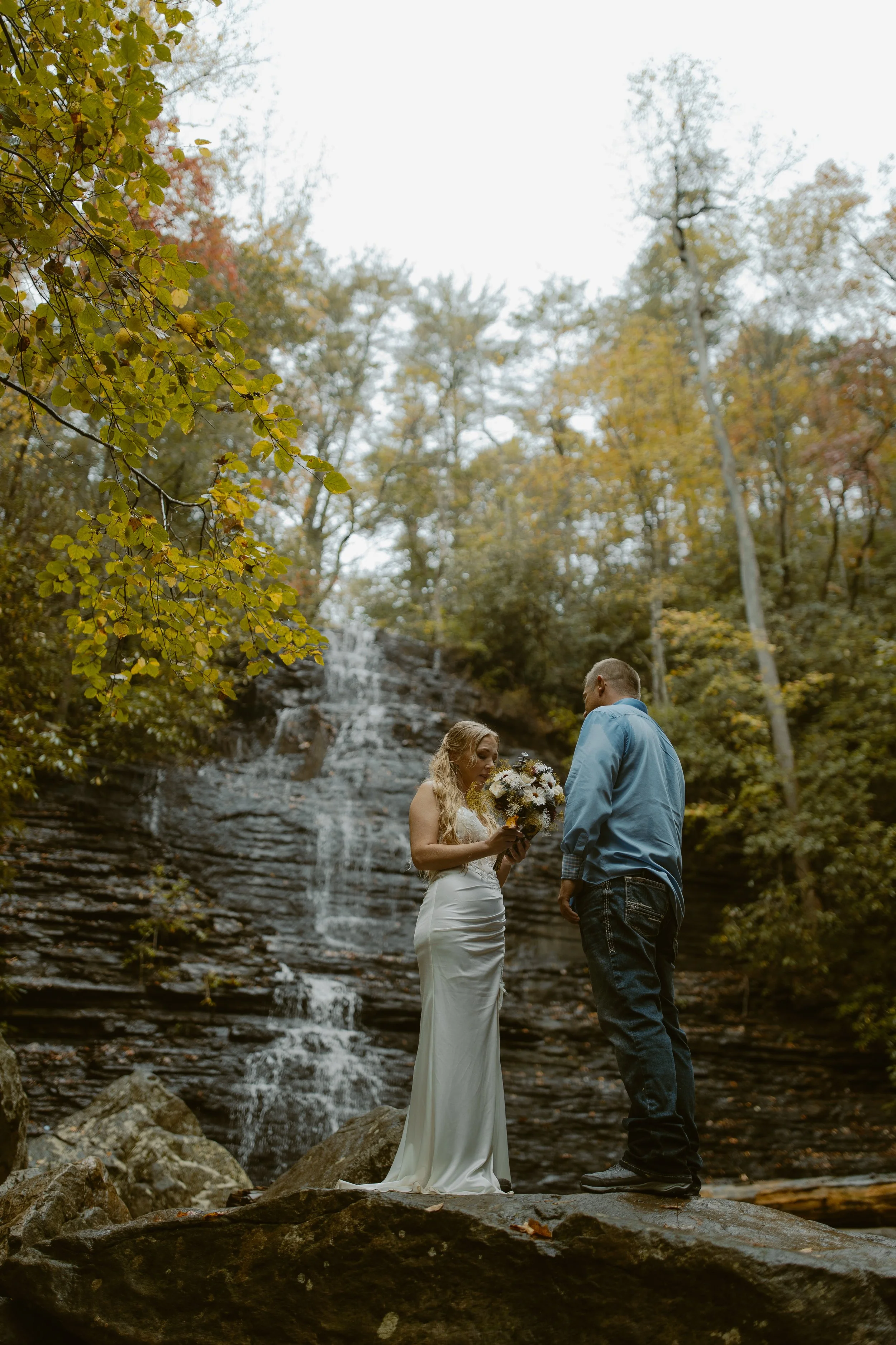 Tennessee-adventure-waterfall-fall-elopement