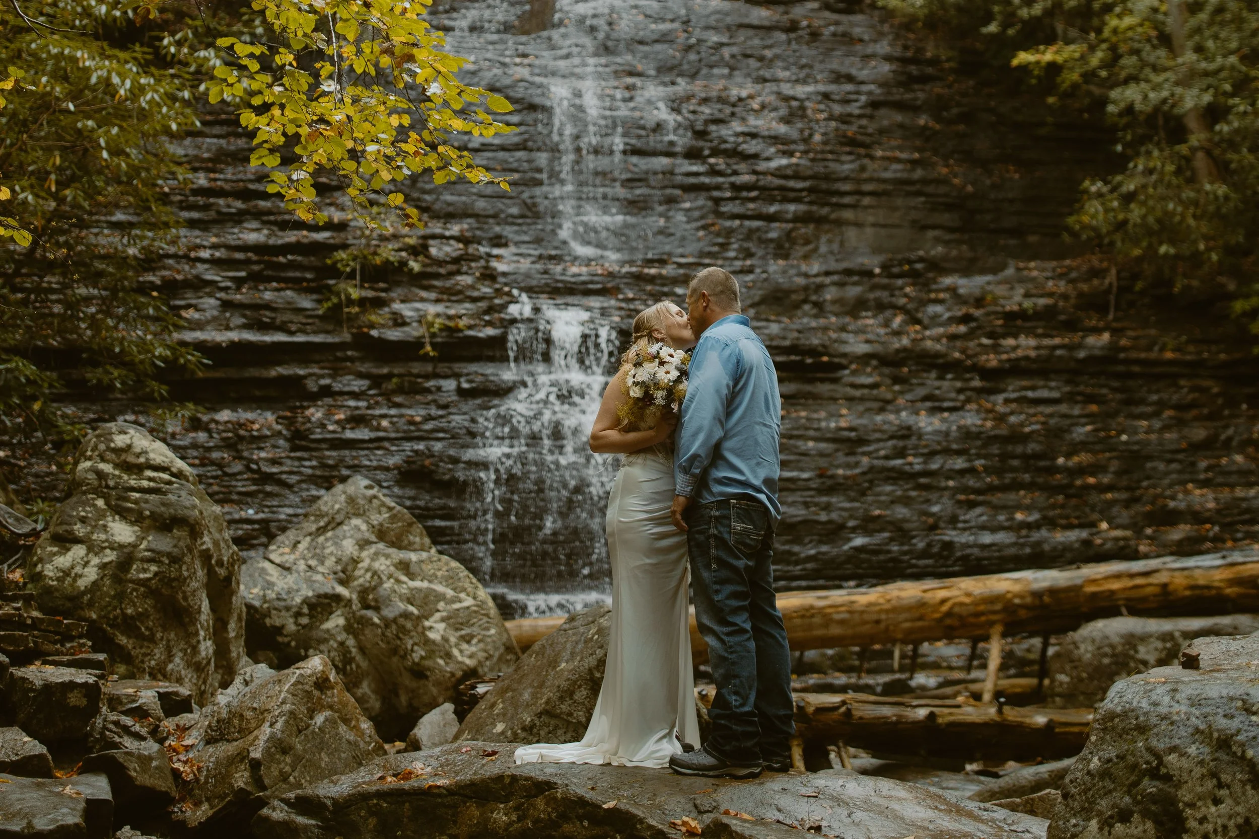 Tennessee-adventure-waterfall-fall-elopement