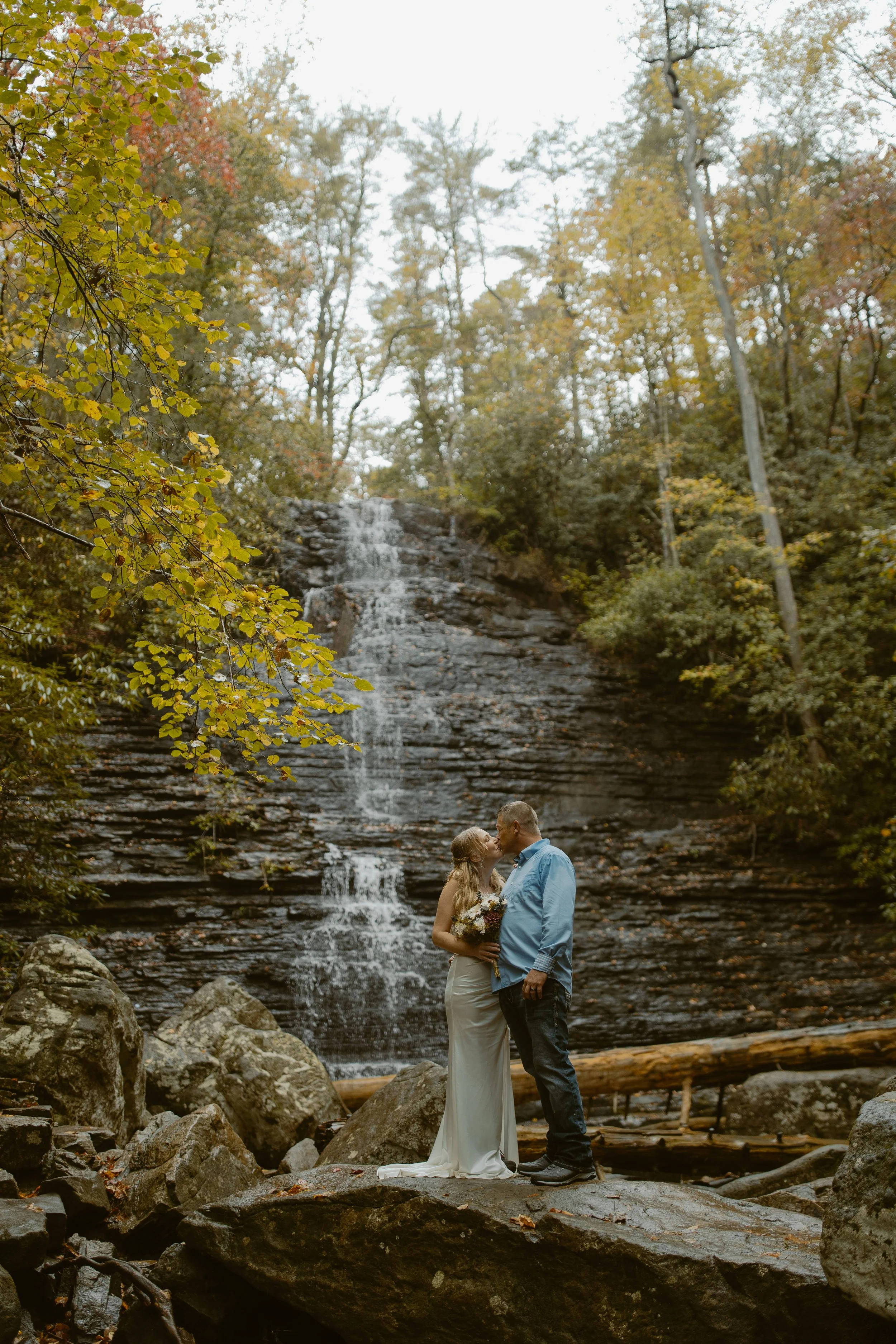Tennessee-adventure-waterfall-fall-elopement