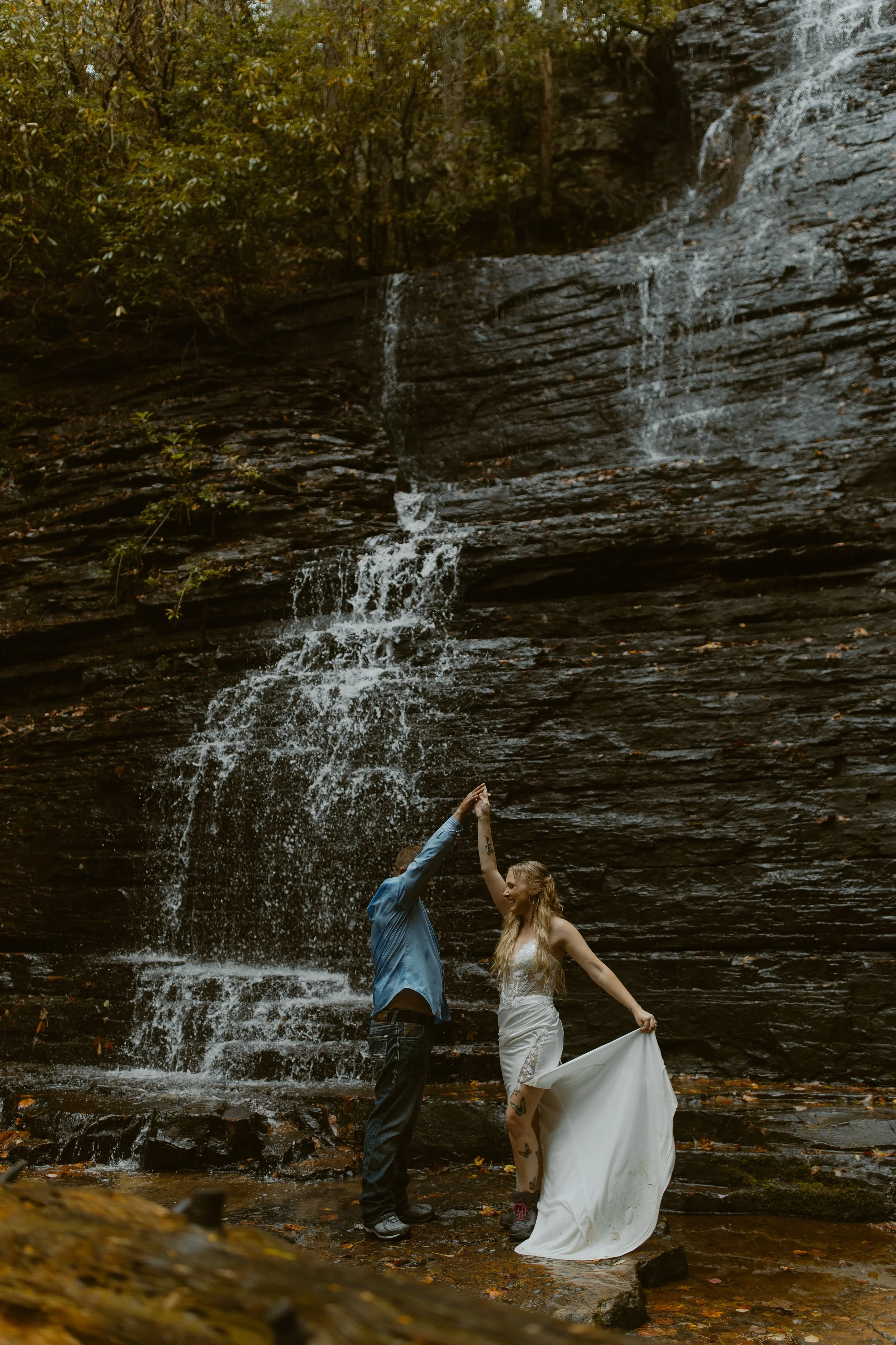 Tennessee-adventure-waterfall-fall-elopement